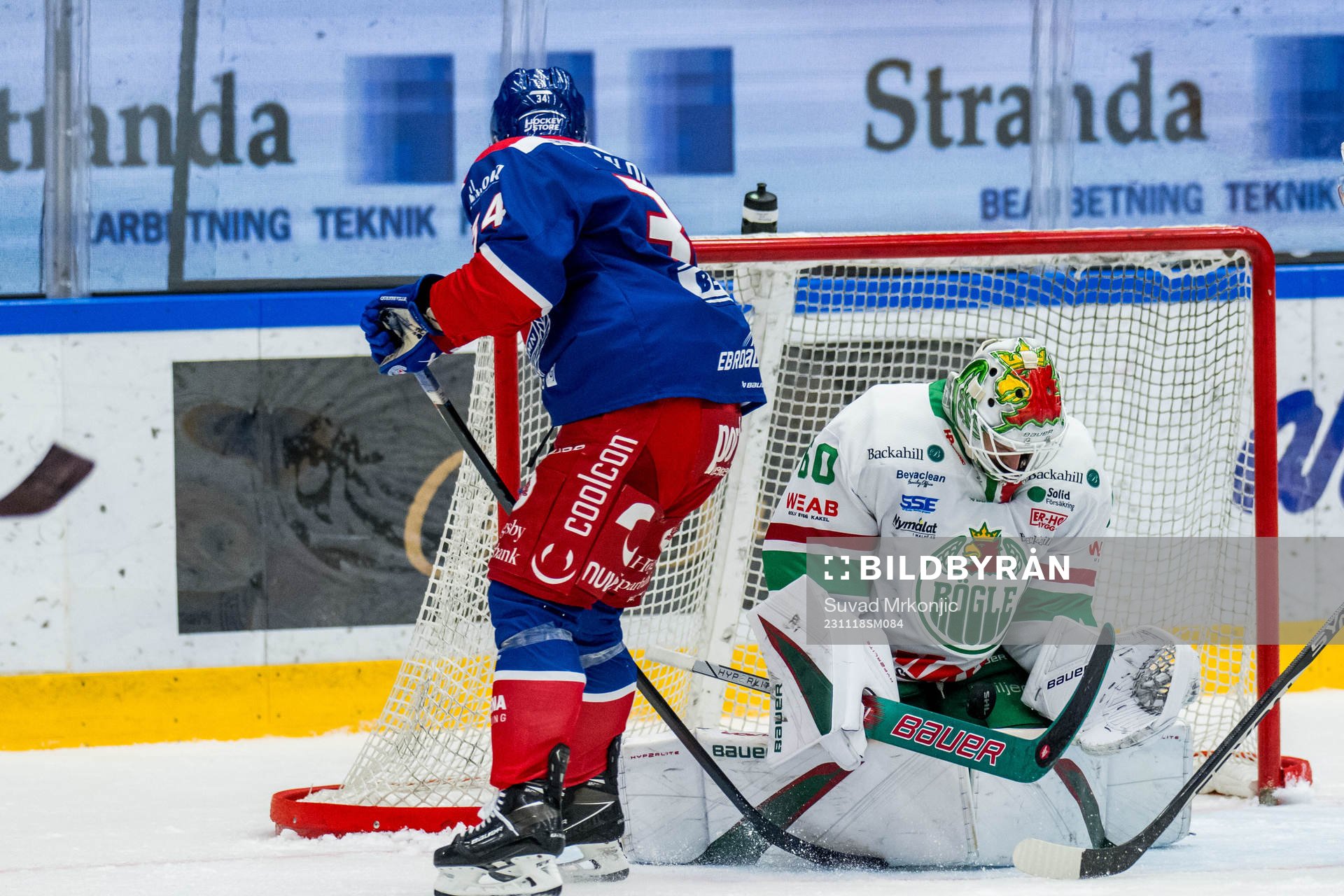 Oskarshamns Olli Palola och Rögles målvakt Petr Kvaca
