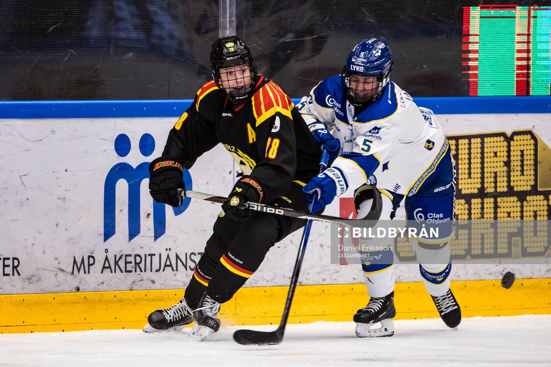 Brynäs IFs Jenny Antonsson och Leksands IFs Nathalie Lidman