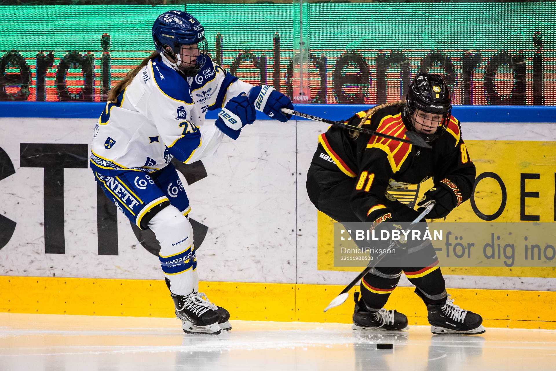 Leksands IFs Tatum Amy och Brynäs IFs Noemi Neubauerova