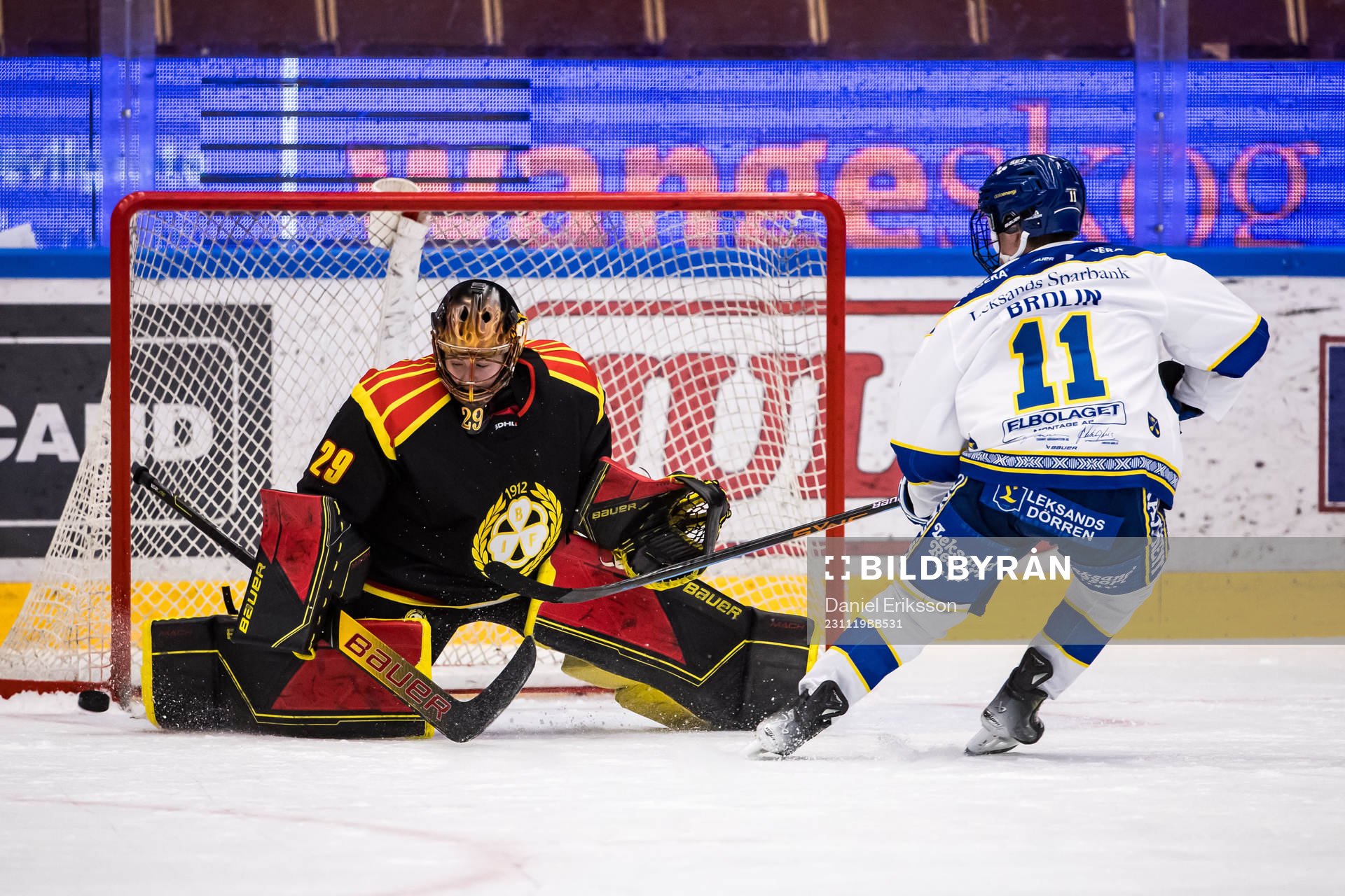 Brynäs IFs målvakt Klara Peslarova och Leksands IFs Fanny