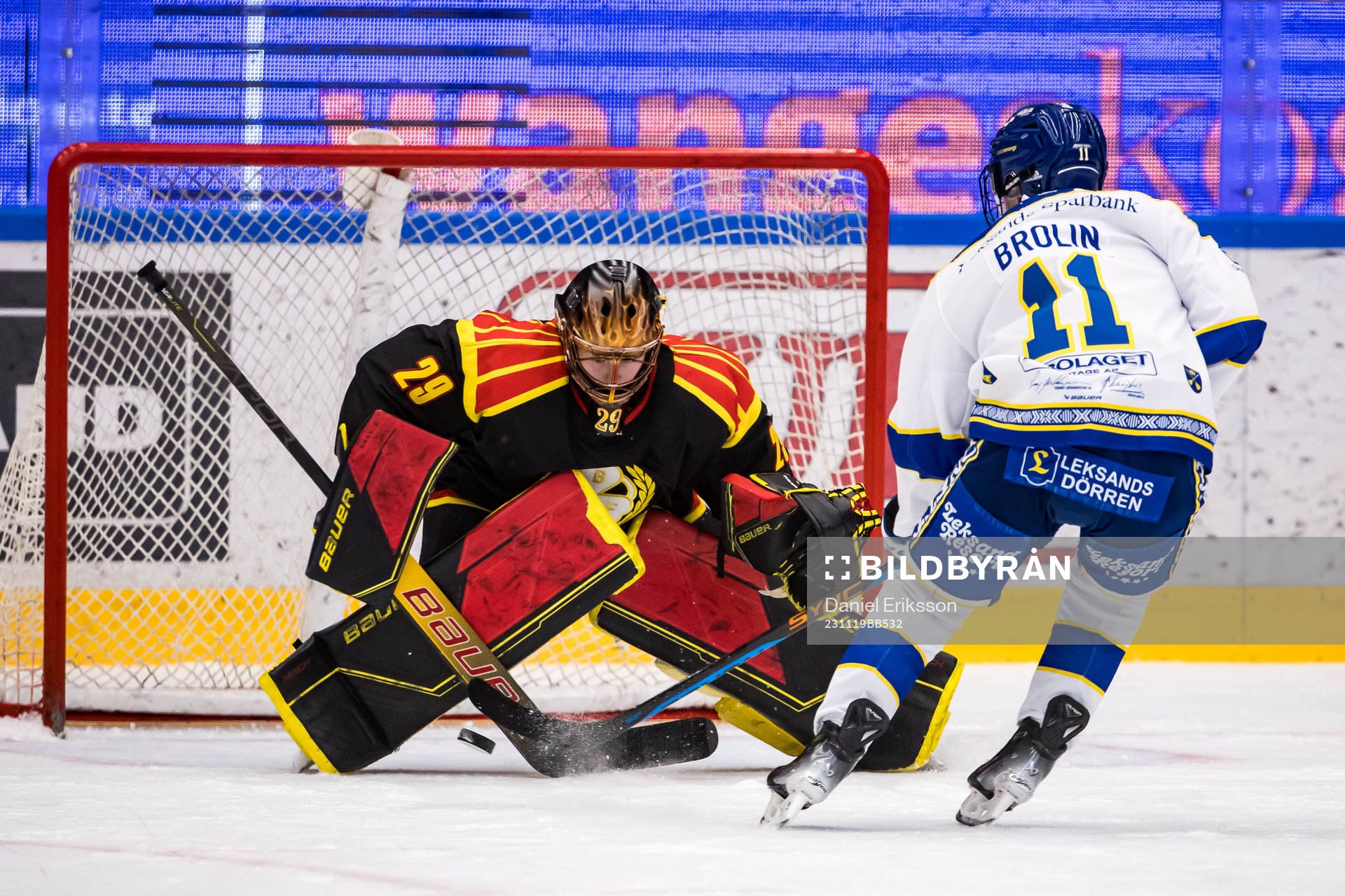 Brynäs IFs målvakt Klara Peslarova och Leksands IFs Fanny