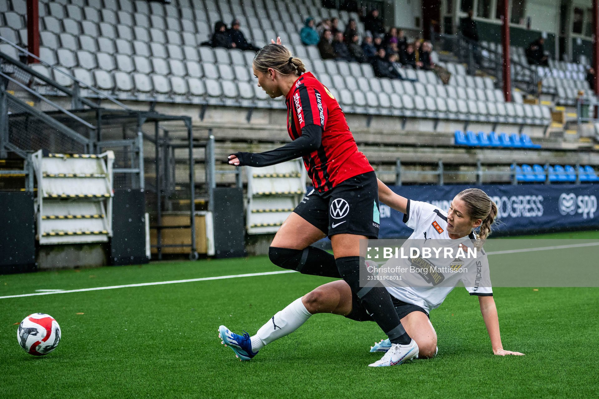 Brommapojkarnas Tuva Norell och Häckens Novalie Jensen