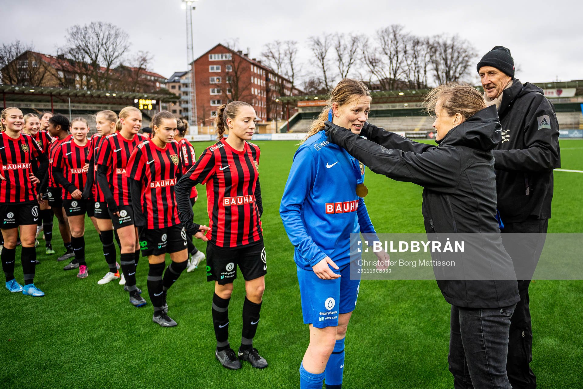 Brommapojkarnas målvakt Hanna Skogsfors tar emot