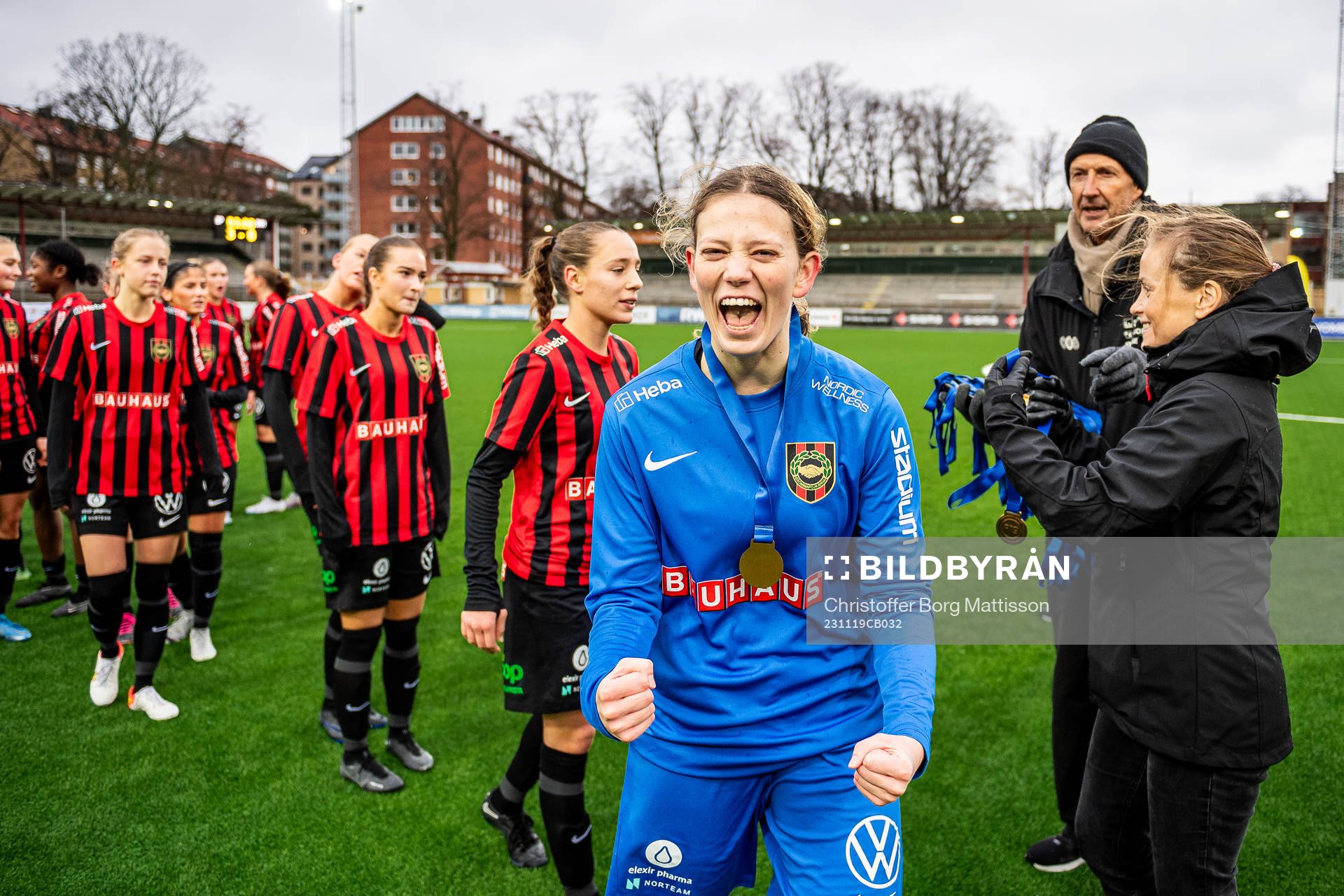 Brommapojkarnas målvakt Hanna Skogsfors jublar efter bronsmatchen i Svenska Spel F19 Slutspel 2023 mellan Brommapojkarna och Häcken den 19 november 2023 i Malmö. 
