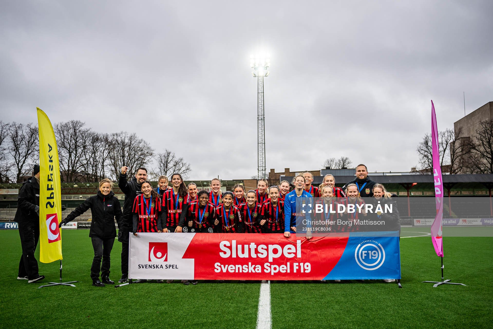 Brommapojkarnas spelare och ledare jublar