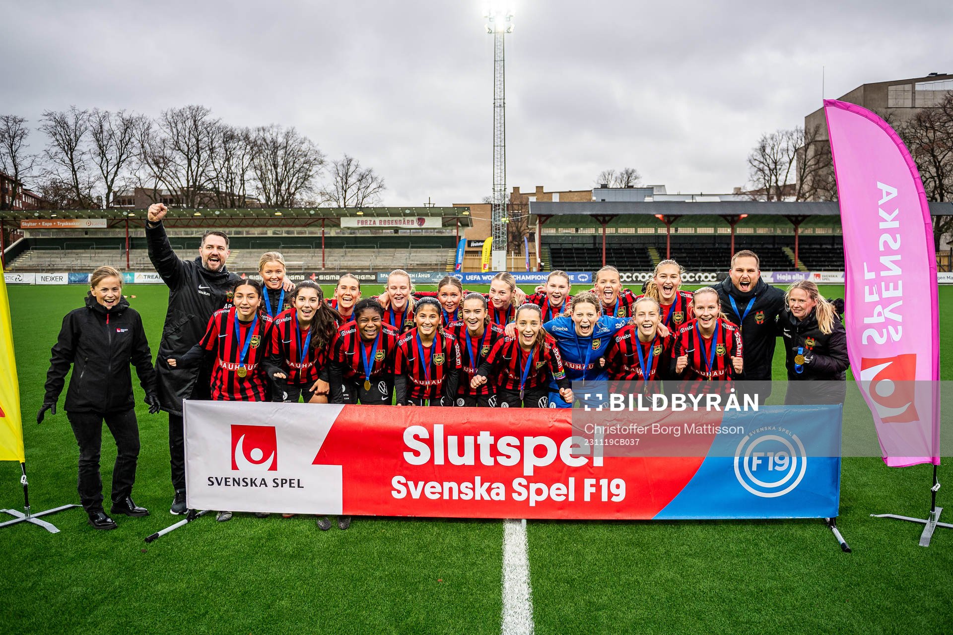 Brommapojkarnas spelare och ledare jublar