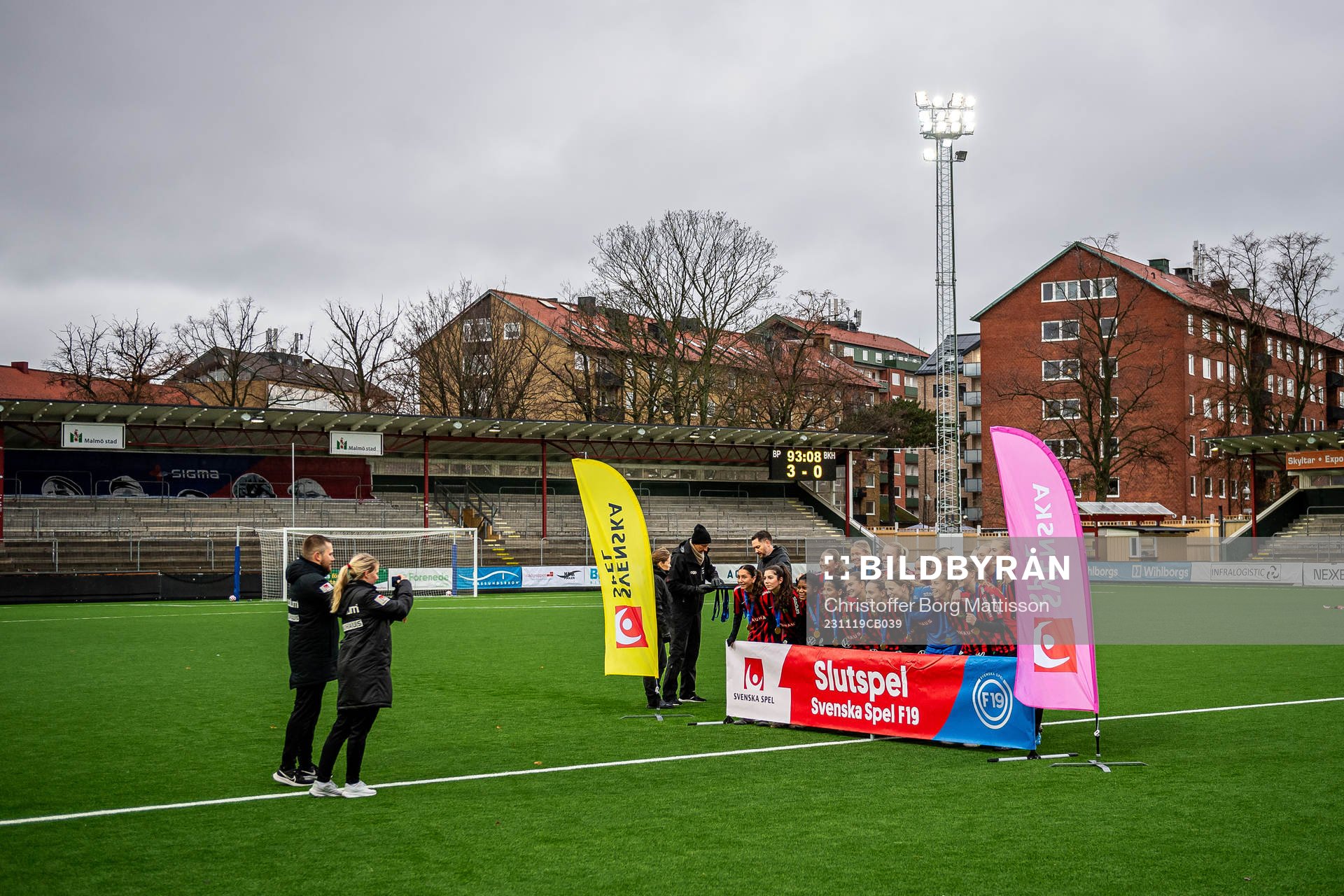 Brommapojkarnas spelare och ledare jublar