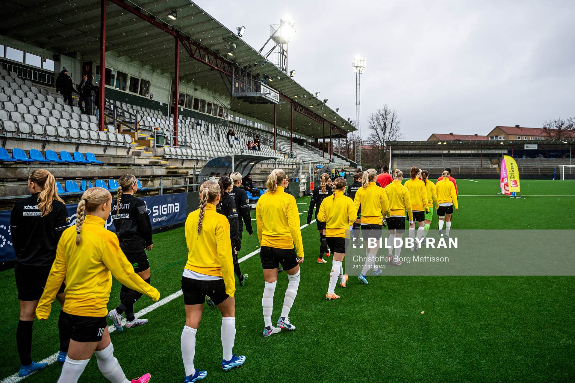 Brommapojkarnas och Häckens spelare gör entré till