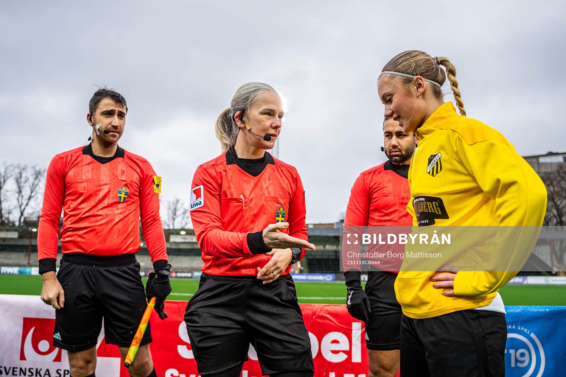 Domare Åsa Olsson under bronsmatchen i Svenska Spel F19 Slutspel 2023 mellan Brommapojkarna och Häcken den 19 november 2023 i Malmö.
