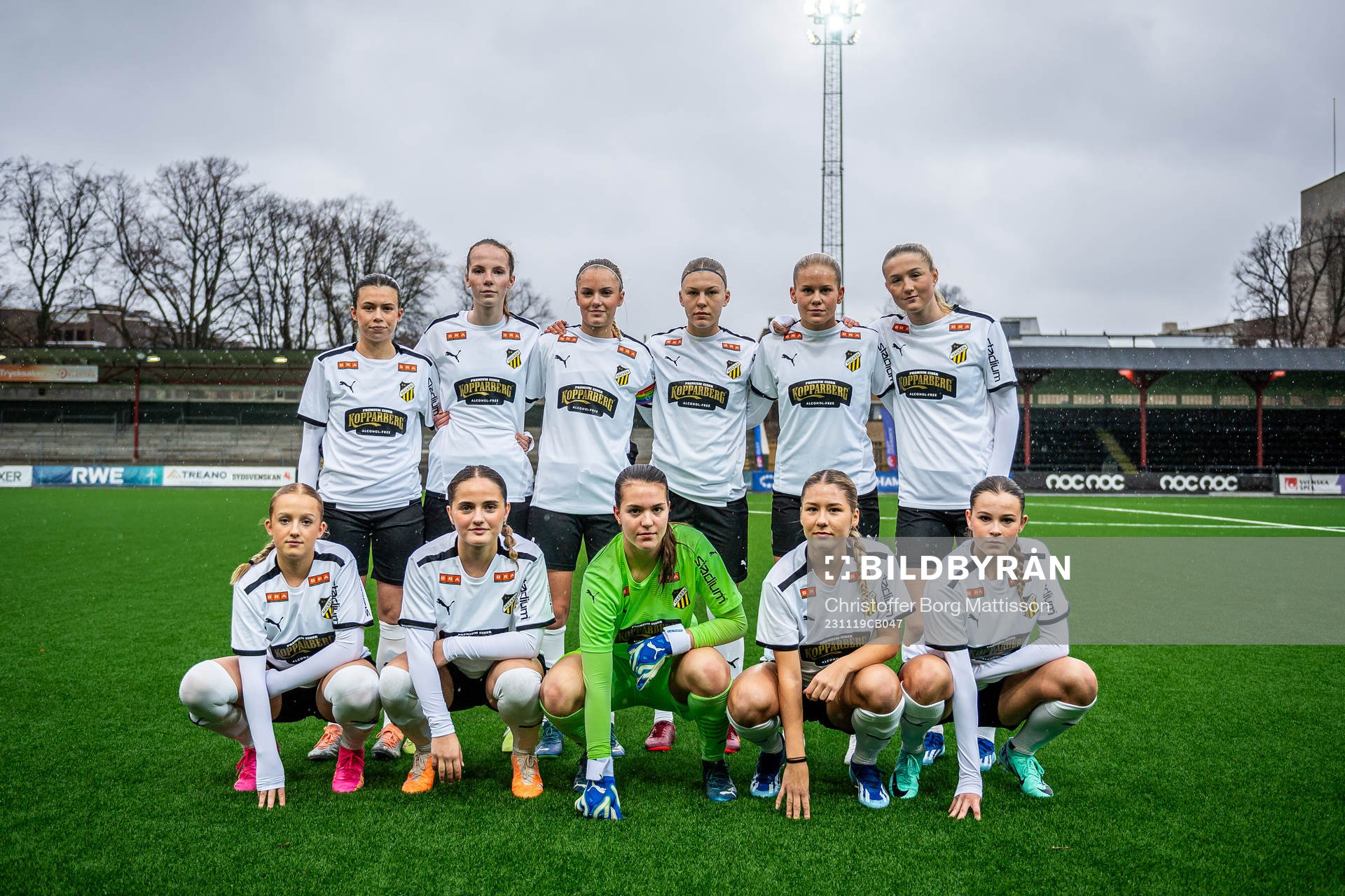 Häckens spelare ställer upp för en lagbild