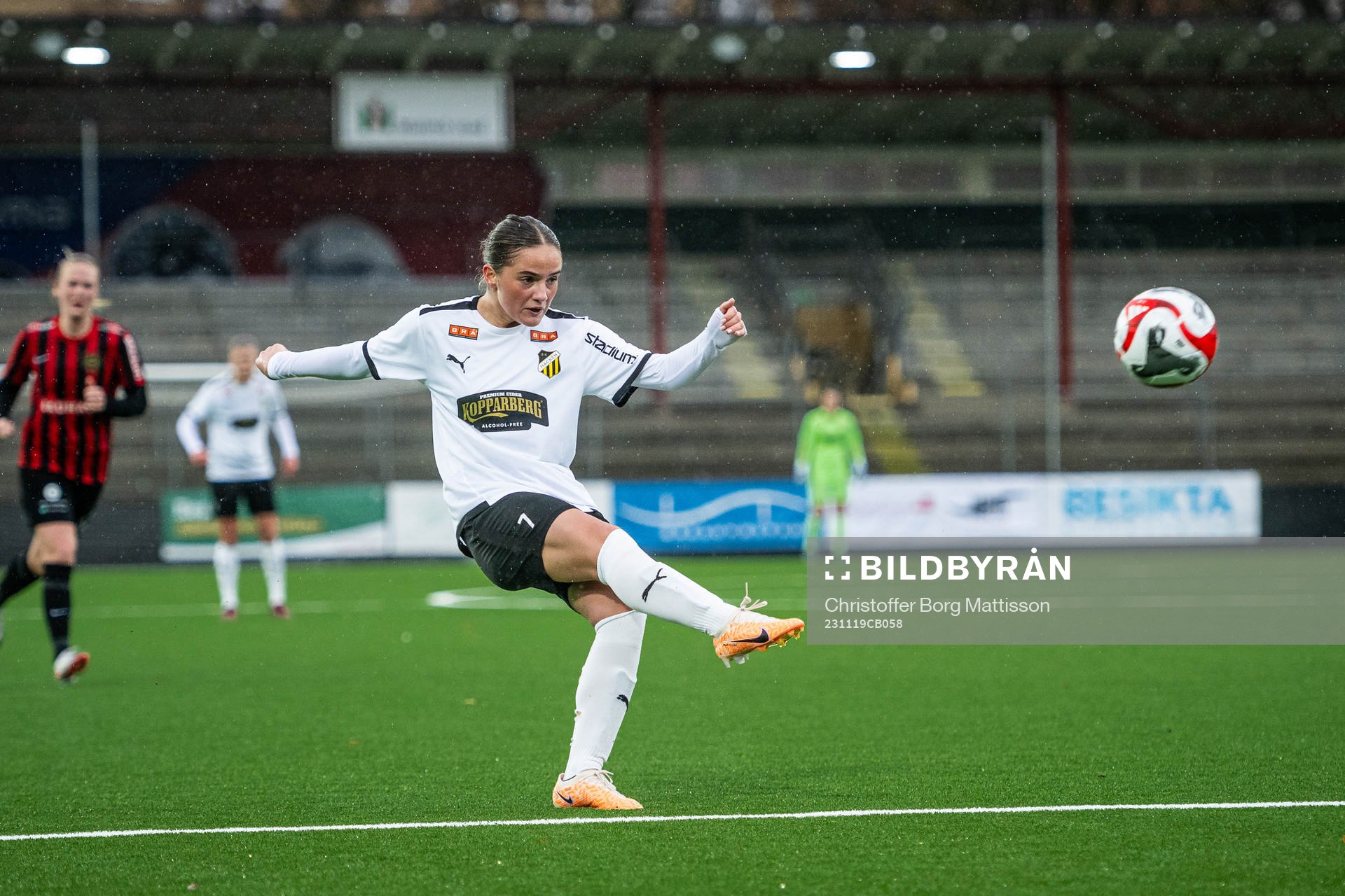 Häckens Flutura Cela under bronsmatchen i Svenska Spel F19 Slutspel 2023 mellan Brommapojkarna och Häcken den 19 november 2023 i Malmö.