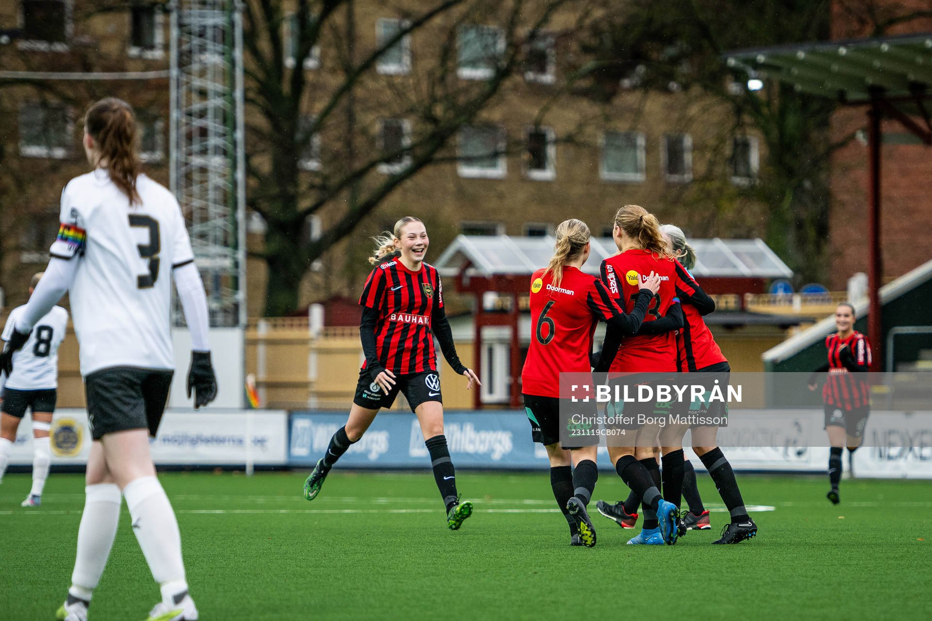 Brommapojkarnas Alice Bååthe jublar med lagkamrater