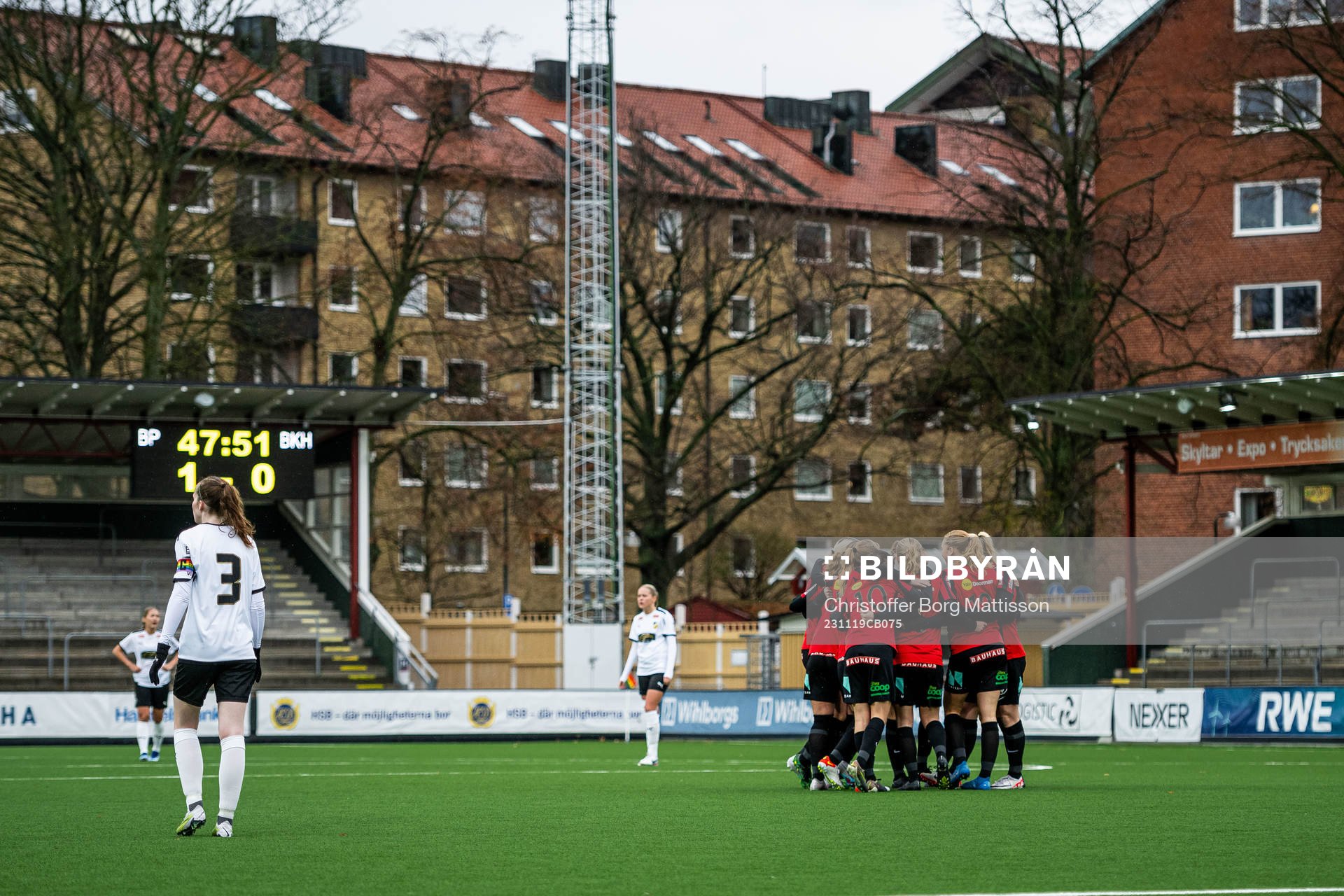 Brommapojkarnas Alice Bååthe jublar med lagkamrater