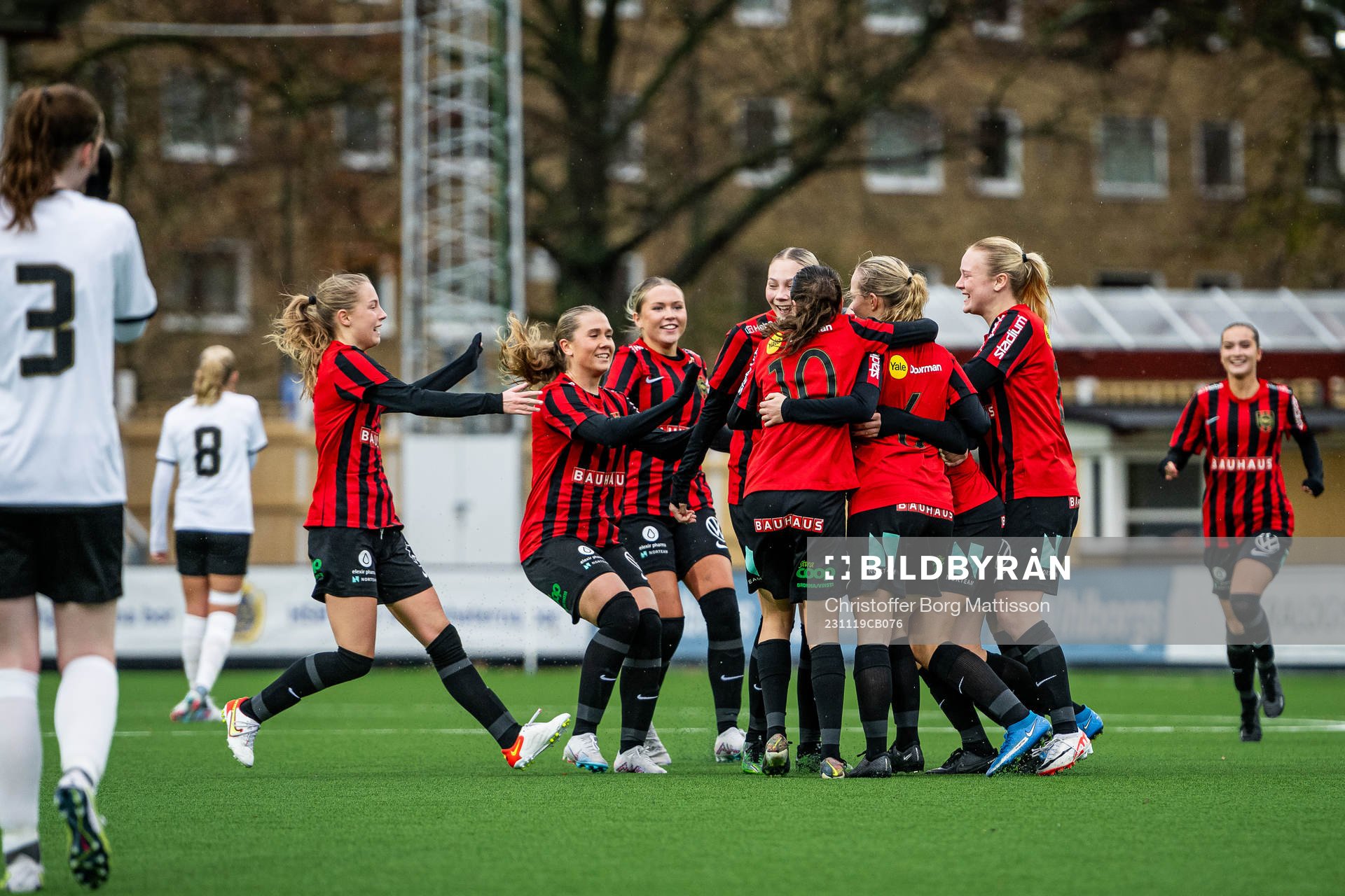 Brommapojkarnas Alice Bååthe jublar med lagkamrater