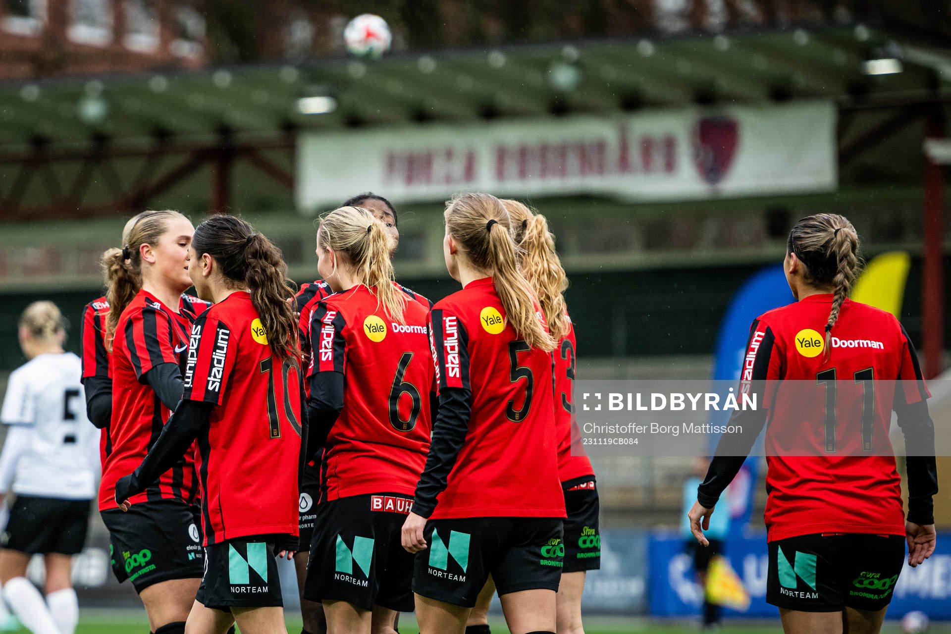 Brommapojkarnas Klara Bengtsson jublar med lagkamrater