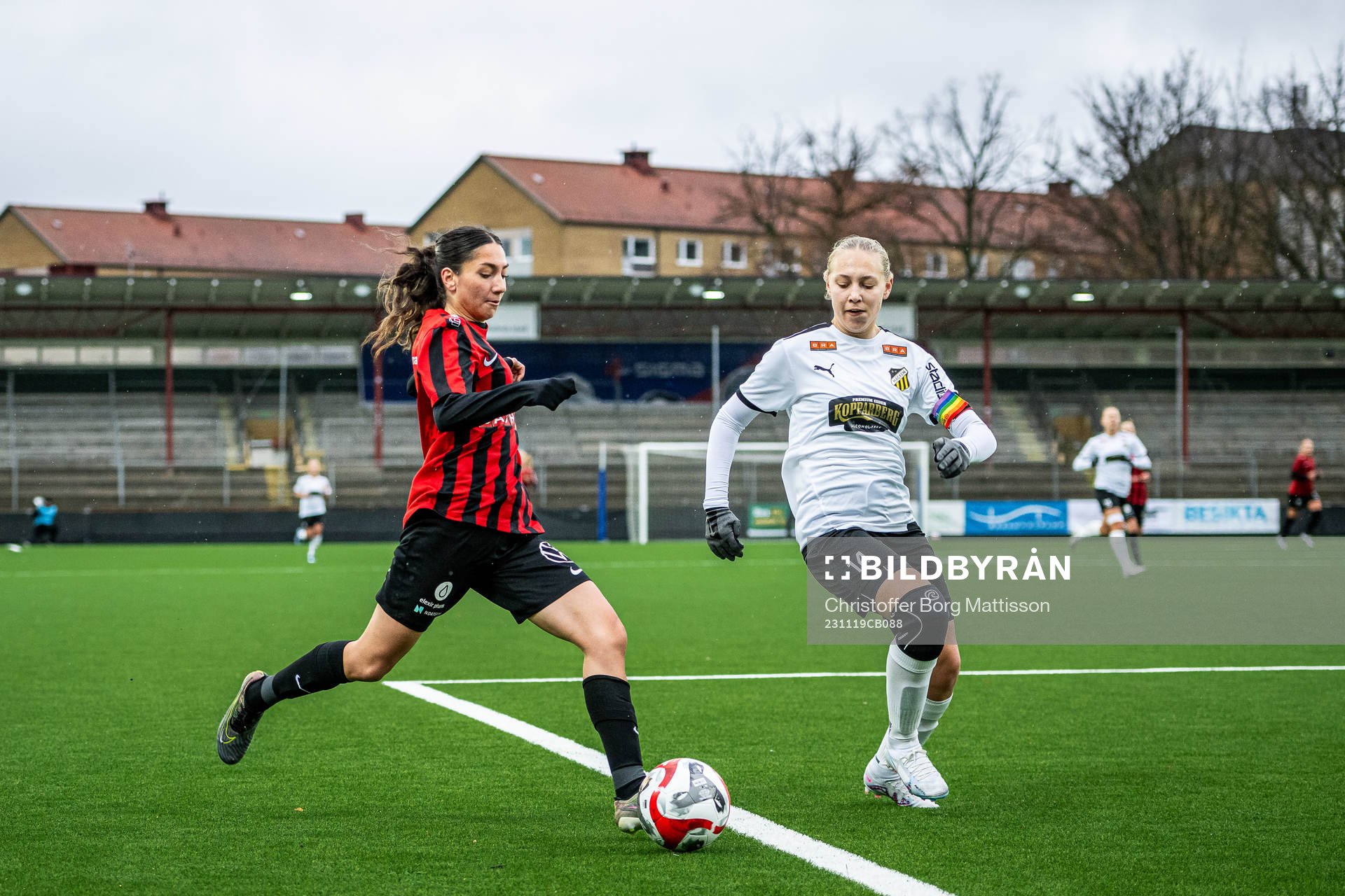 Brommapojkarnas Sirelle Maroutian och Häckens Tea Bäckström under bronsmatchen i Svenska Spel F19 Slutspel 2023 mellan Brommapojkarna och Häcken den 19 november 2023 i Malmö.