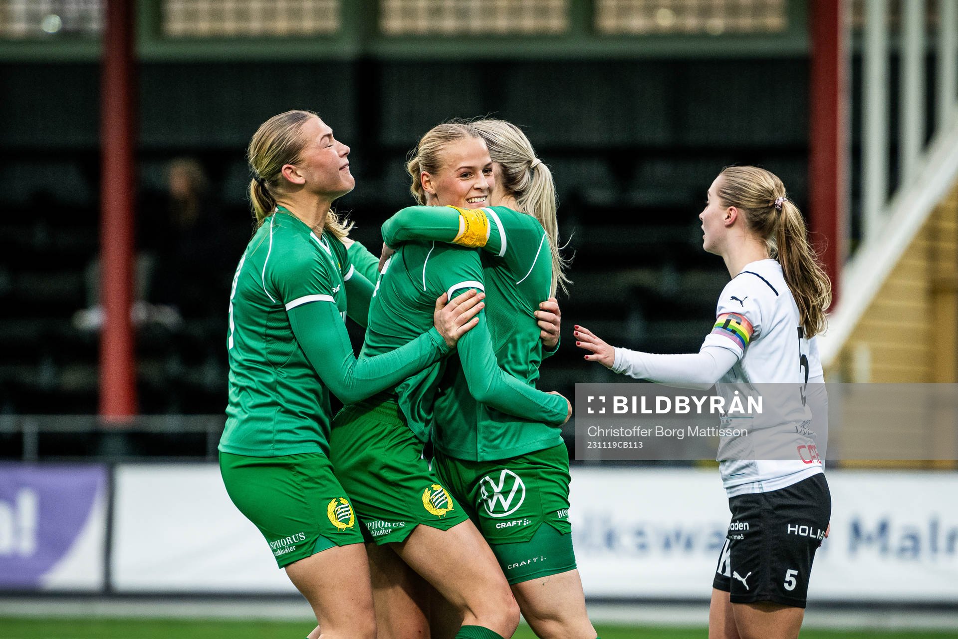 Hammarbys Lykke Ihrfelt jublar med lagkamrater