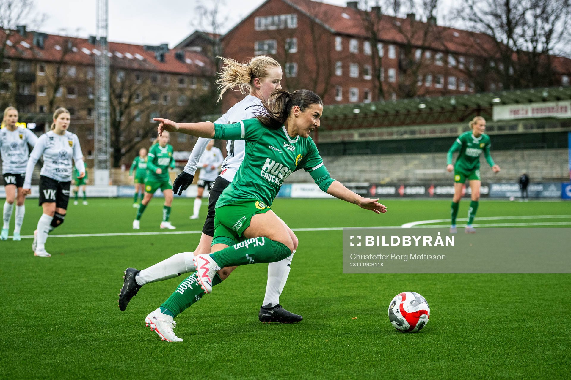 Hammarbys Elli Tsilichristos i kamp med Umeås Tuva Nilsson under finalen i Svenska Spel F19 Slutspel 2023 mellan Umeå och Hammarby den 19 november 2023 i Malmö.