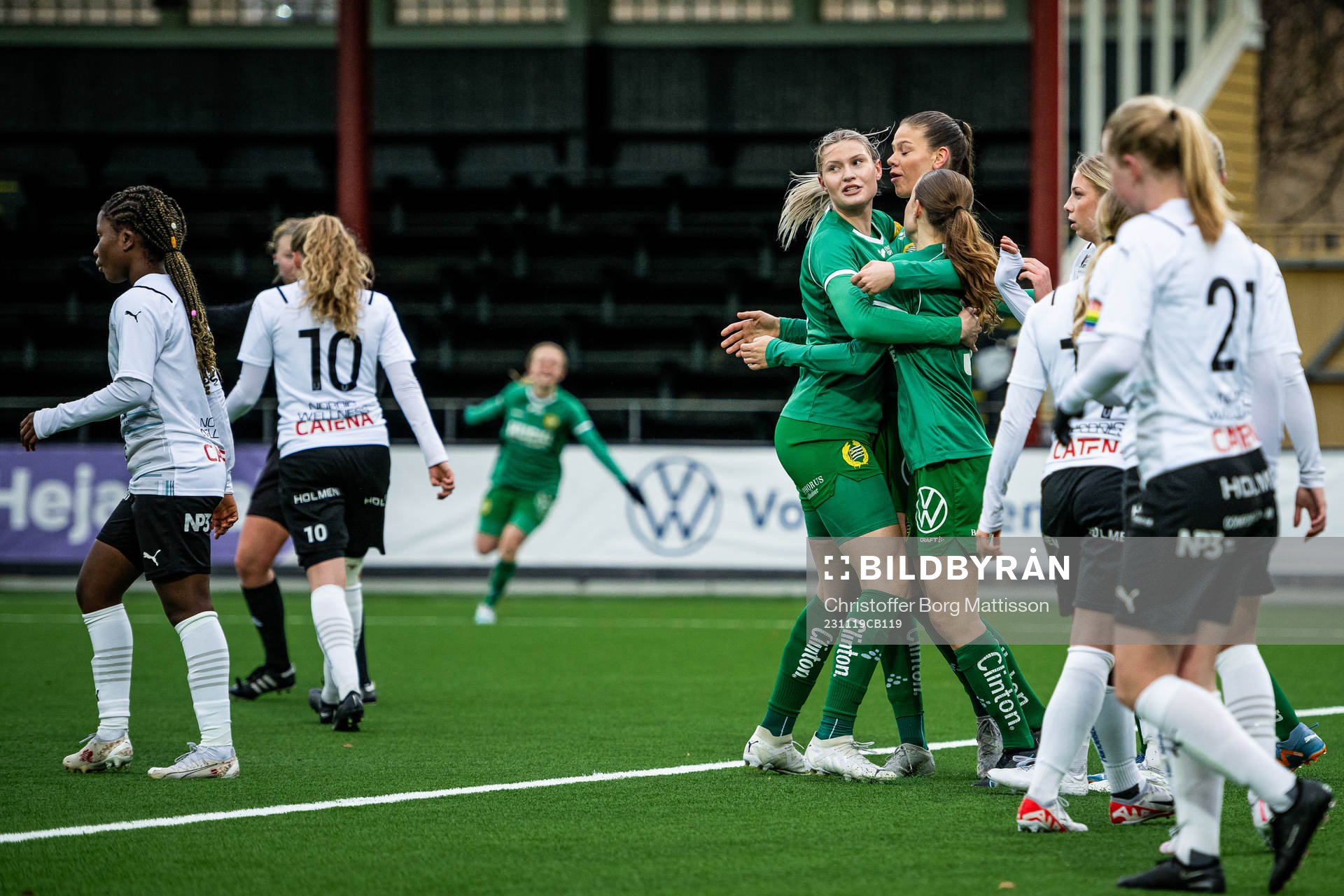 Hammarbys Sonja Windahl jublar med lagkamrater