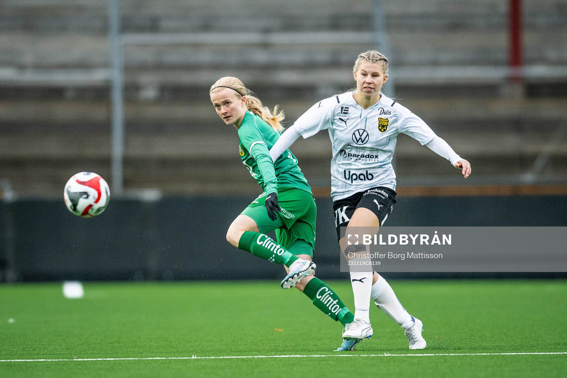 Hammarbys Ebba Lilliehöök och Umeås Inez Amcoff under finalen i Svenska Spel F19 Slutspel 2023 mellan Umeå och Hammarby den 19 november 2023 i Malmö.