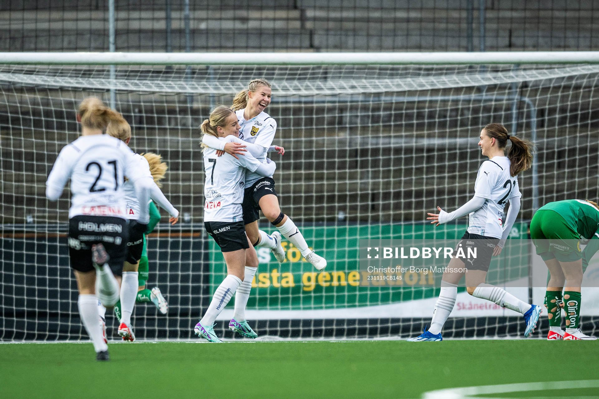 Umeås Inez Amcoff jublar med lagkamrater