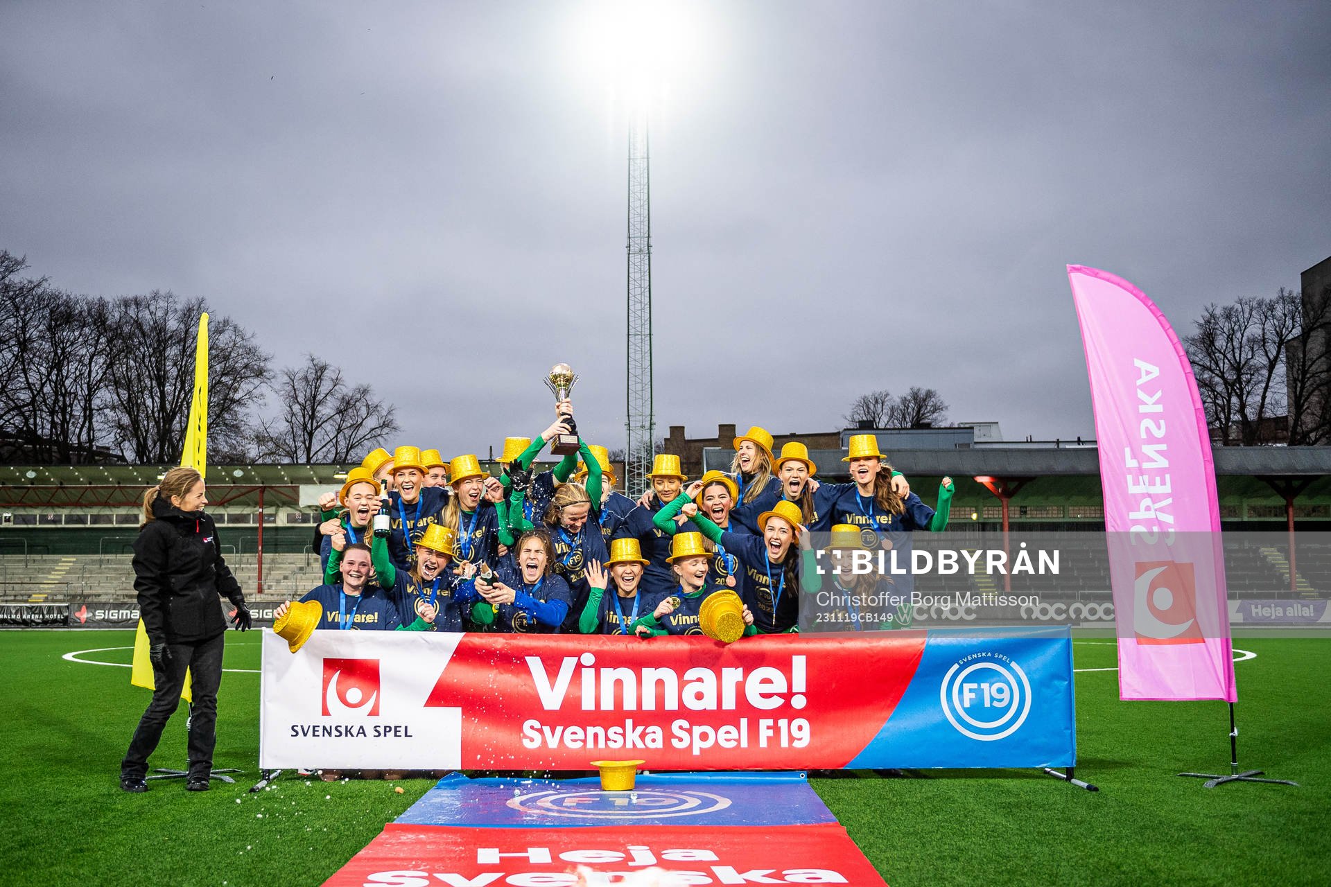 Hammarbys spelare och ledare jublar