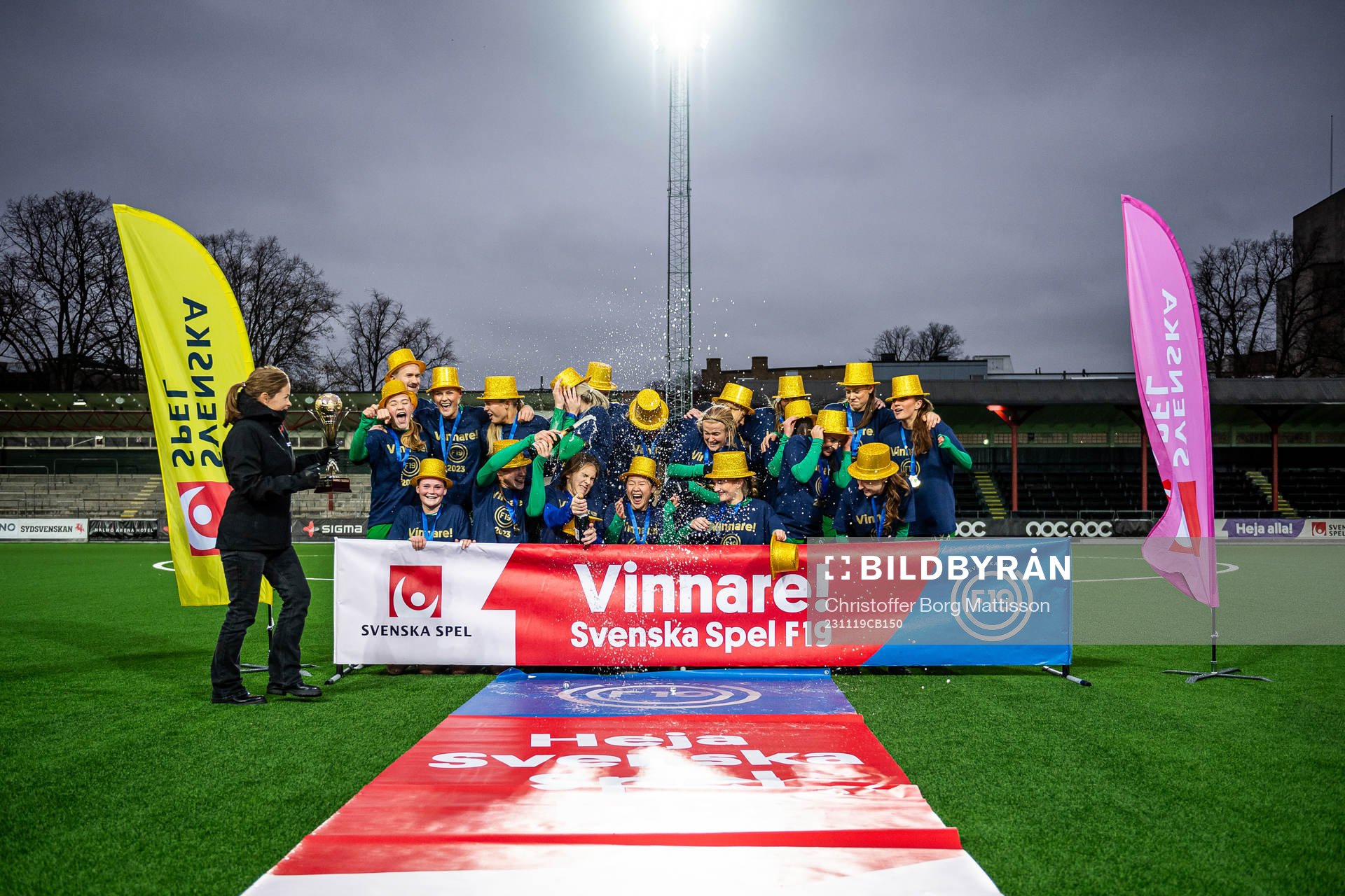 Hammarbys spelare och ledare jublar efter finalen i Svenska Spel F19 Slutspel 2023 mellan Umeå och Hammarby den 19 november 2023 i Malmö.