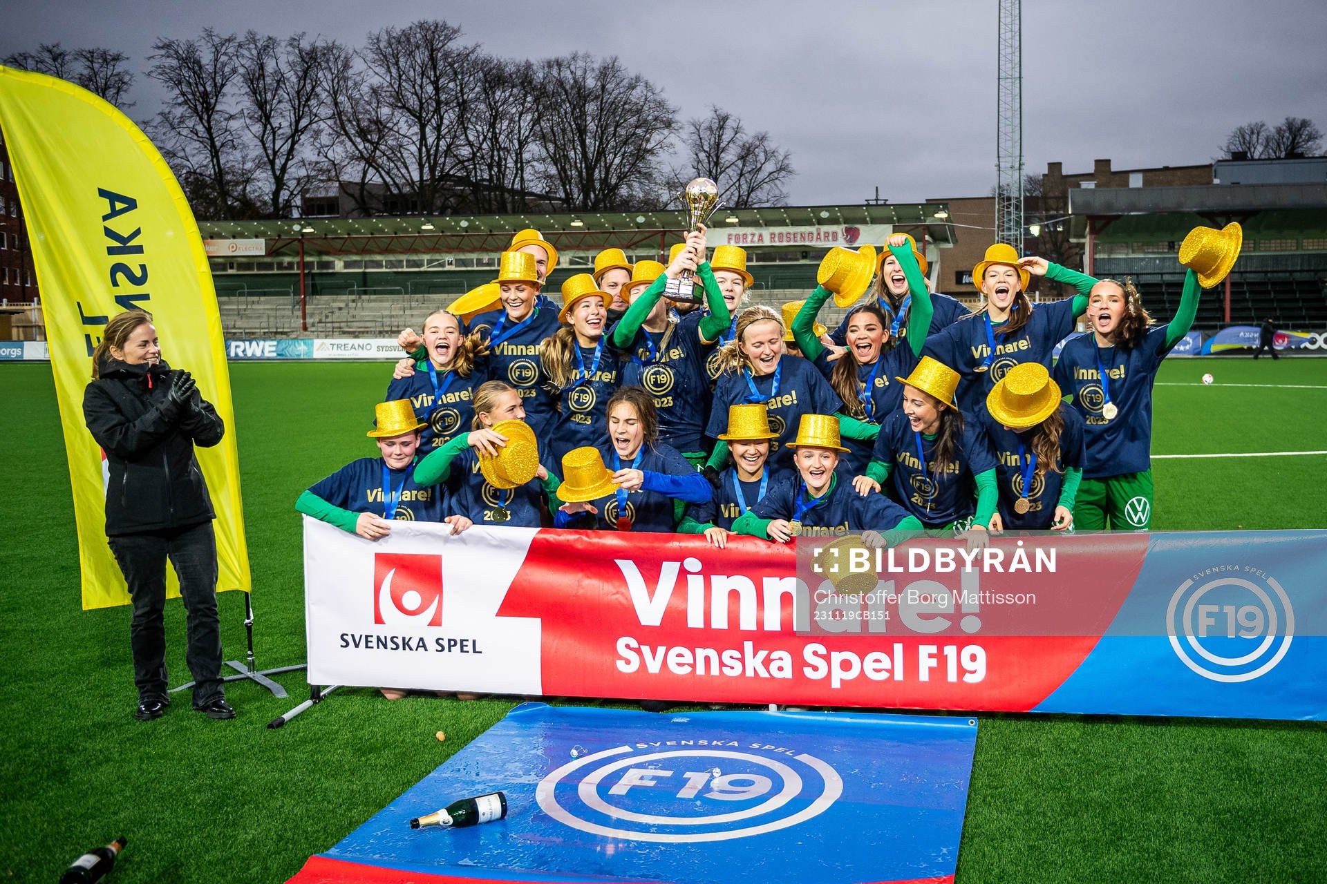 Hammarbys spelare och ledare jublar