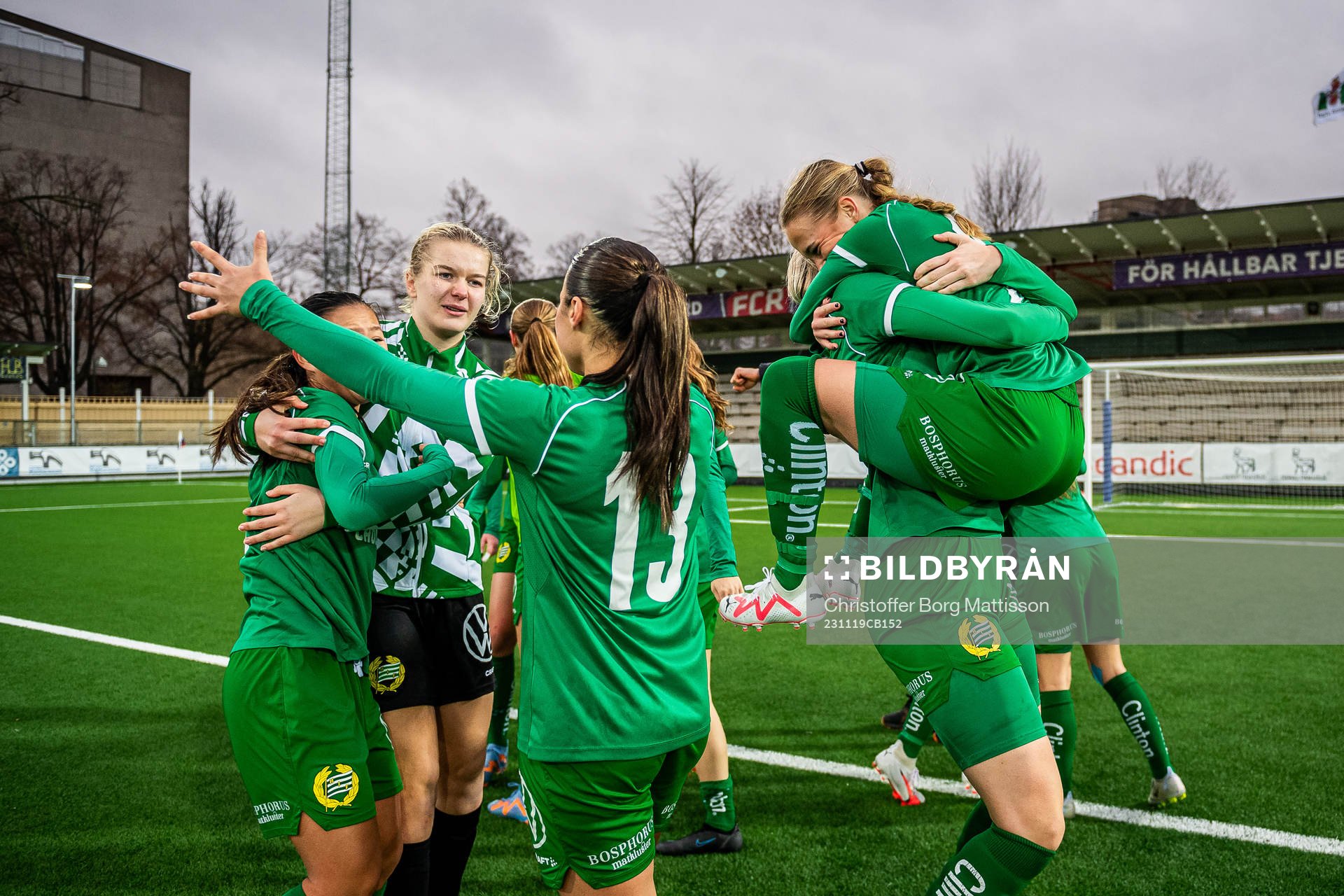 Hammarbys spelare och ledare jublar
