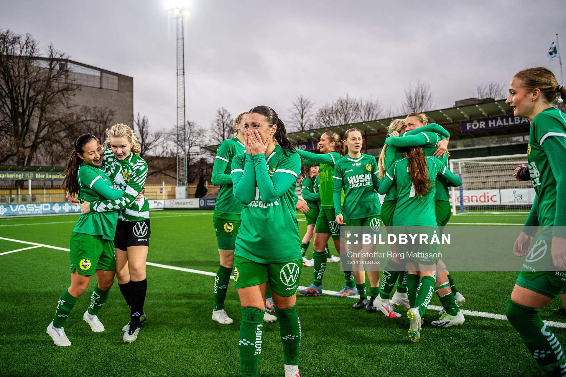 Hammarbys spelare och ledare jublar efter finalen i Svenska Spel F19 Slutspel 2023 mellan Umeå och Hammarby den 19 november 2023 i Malmö.