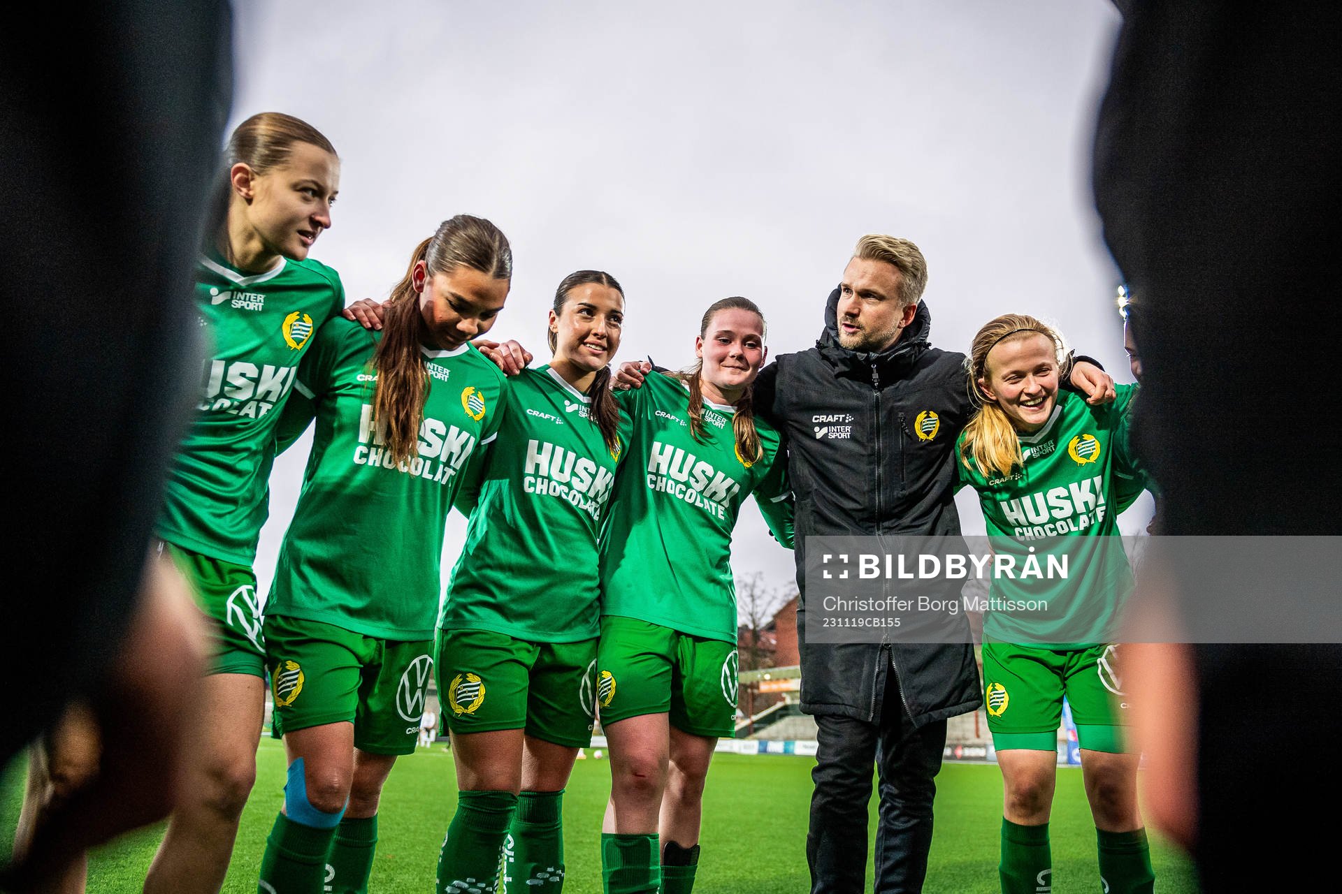 Hammarbys spelare och ledare jublar