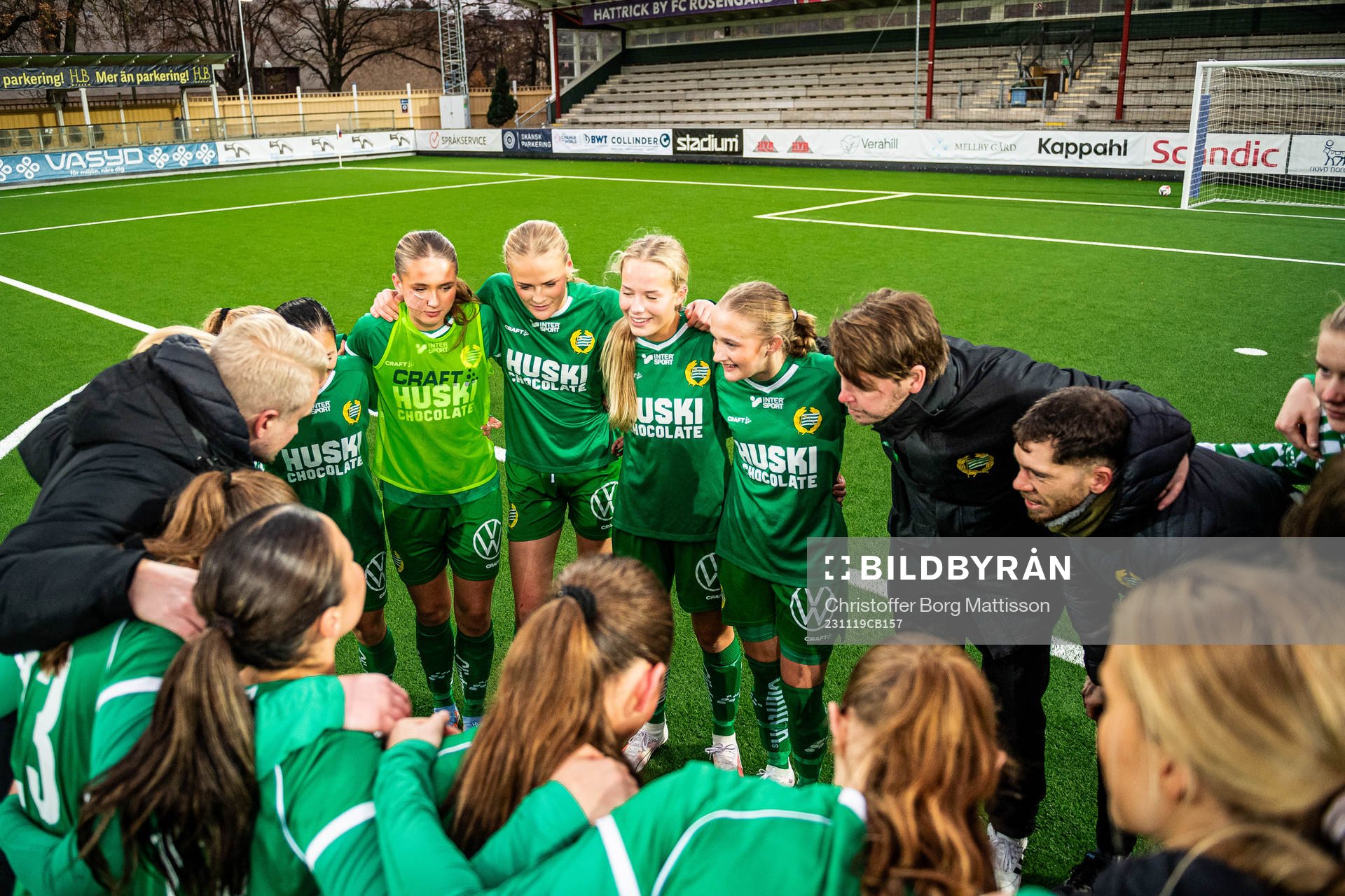 Hammarbys spelare och ledare jublar