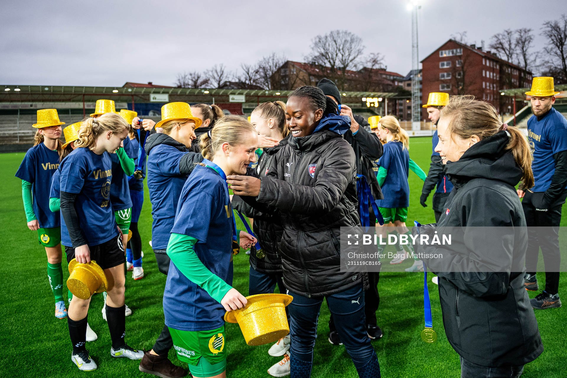 Hammarbys Cornelia Cernjul tar emot guldmedalj av FC