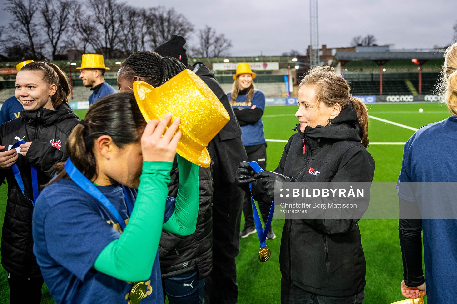 Hammarbys spelare tar emot guldmedaljer av Svenska Spels Lina Östman efter finalen i Svenska Spel F19 Slutspel 2023 mellan Umeå och Hammarby den 19 november 2023 i Malmö.