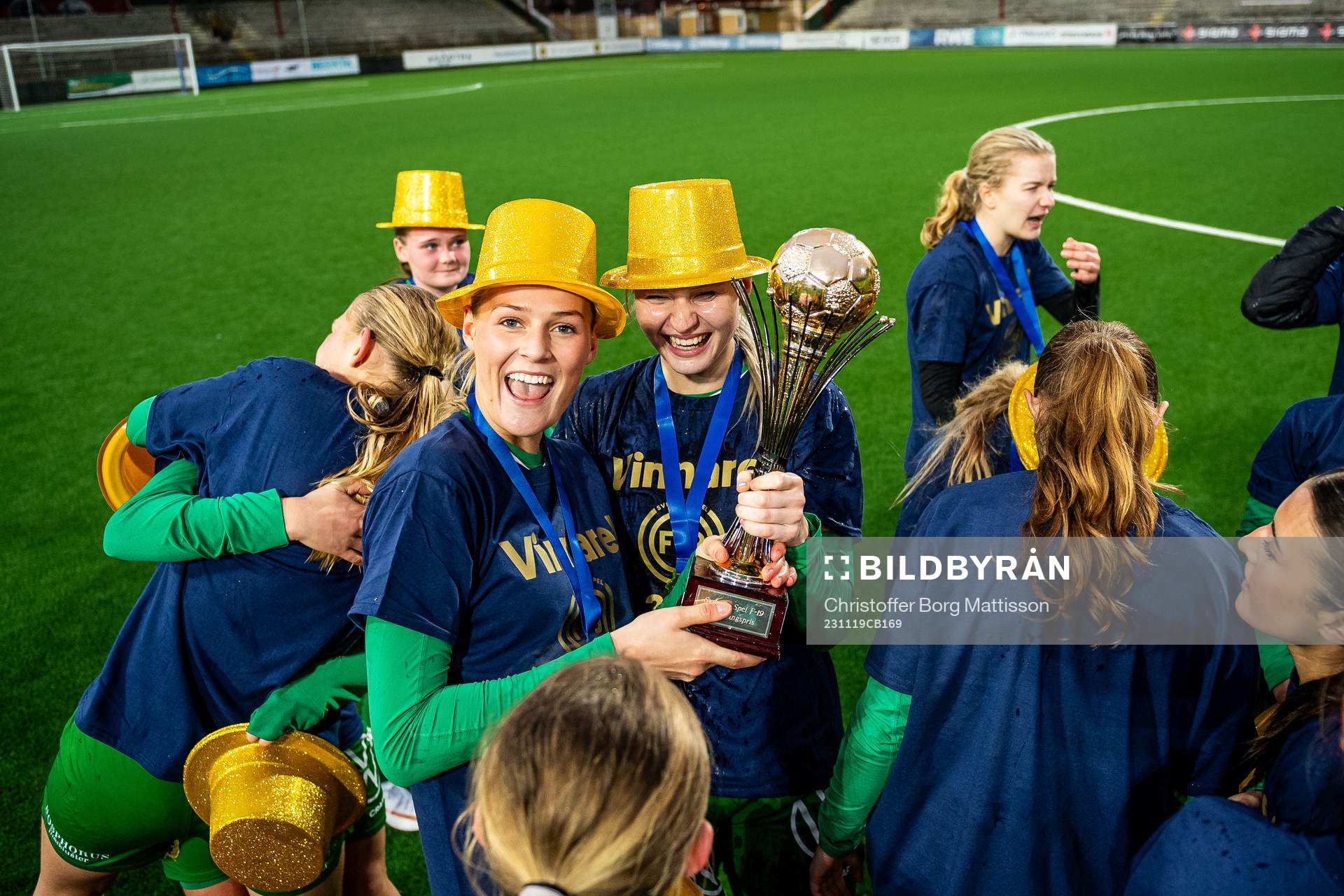 Hammarbys Lykke Ihrfelt och Julia Krantz jublar efter finalen i Svenska Spel F19 Slutspel 2023 mellan Umeå och Hammarby den 19 november 2023 i Malmö.