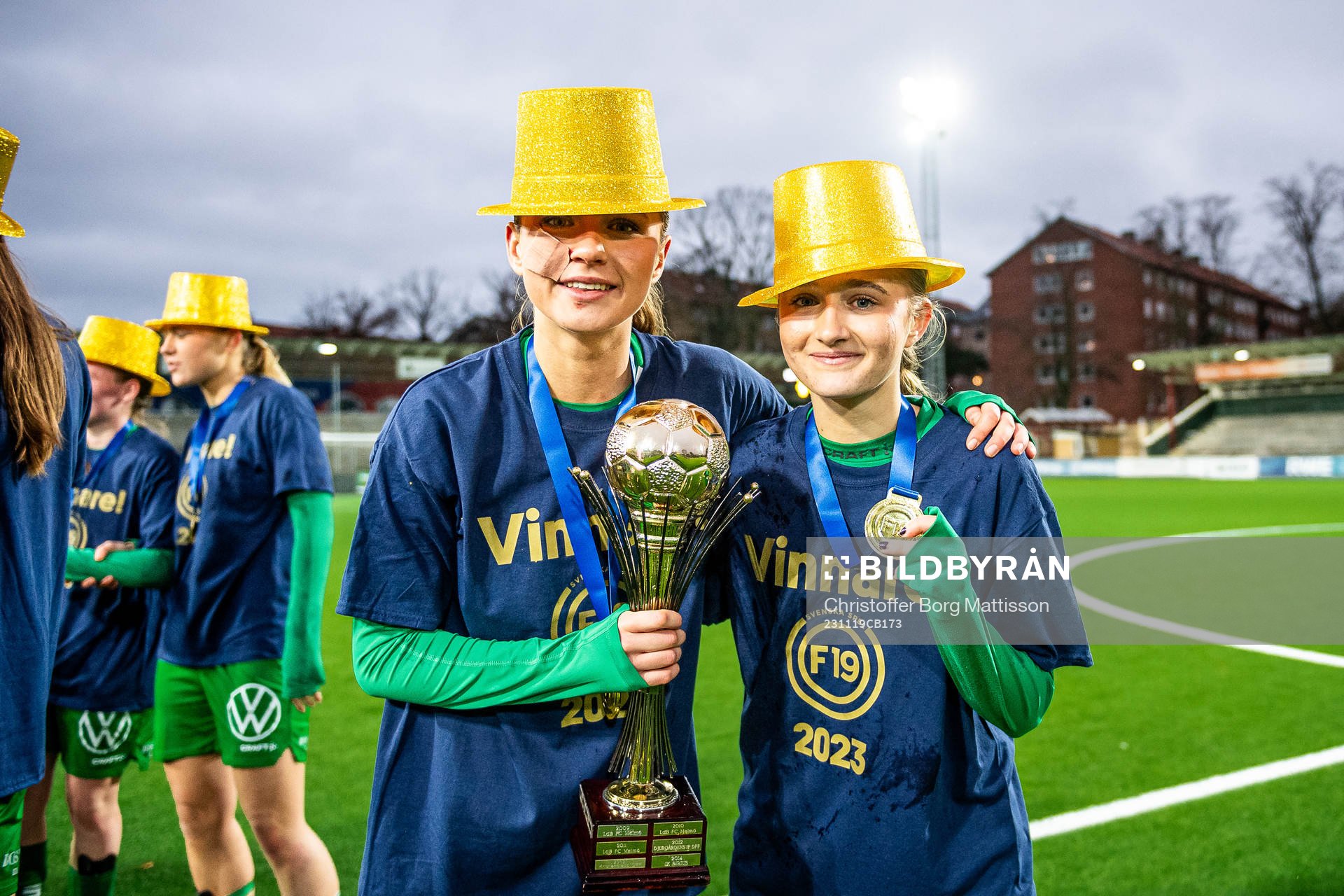 Hammarbys Carmen Cernjul och Cornelia Cernjul jublar