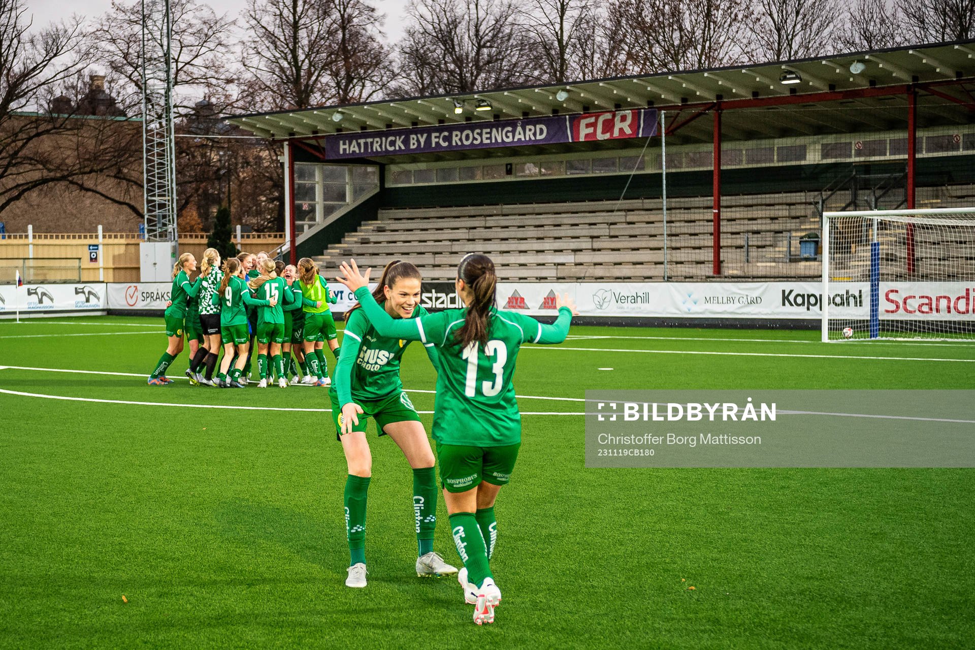 Hammarbys Bella Andersson och Elli Tsilichristos jublar efter finalen i Svenska Spel F19 Slutspel 2023 mellan Umeå och Hammarby den 19 november 2023 i Malmö. 