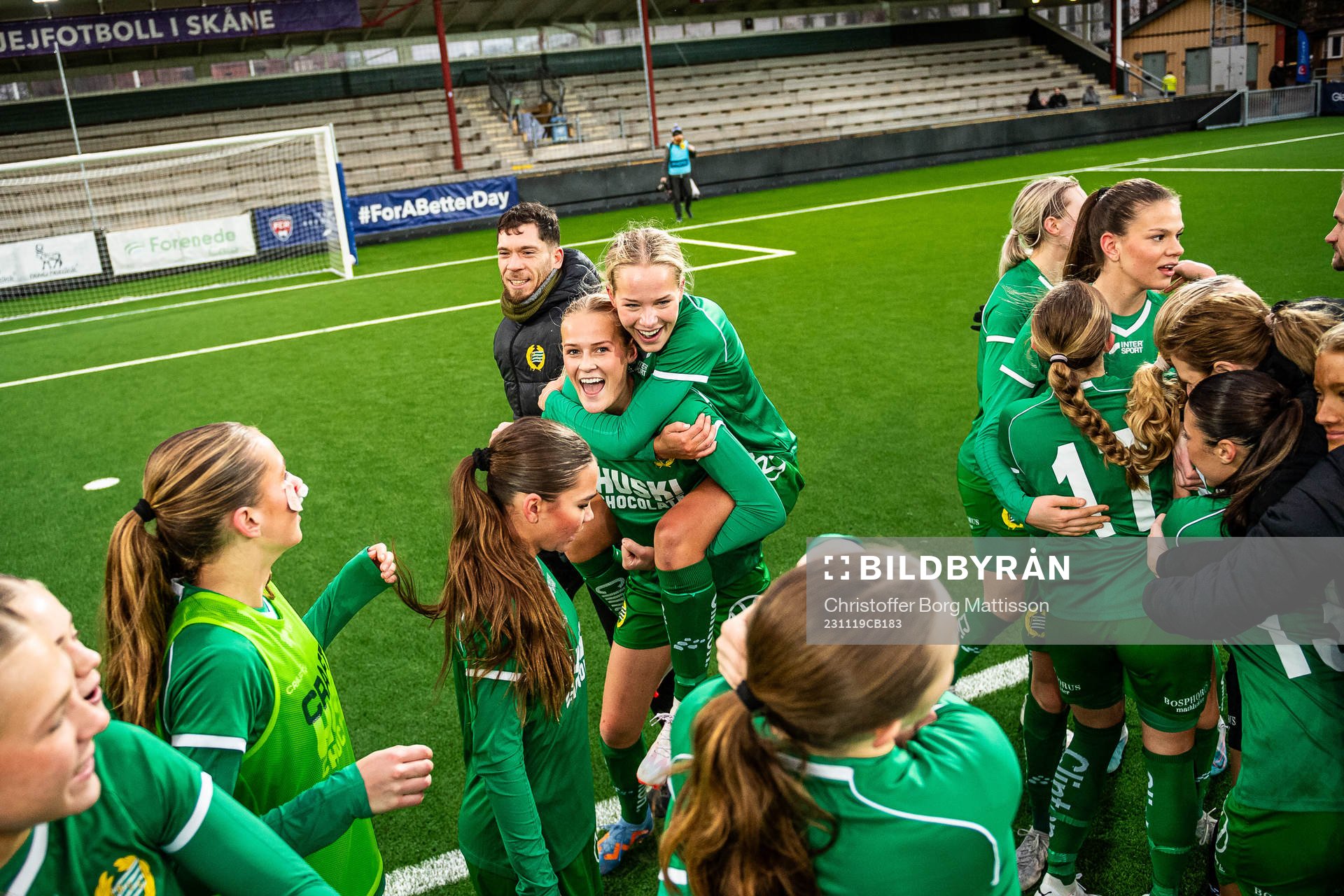 Hammarbys Lykke Ihrfelt och Uma Hammarstrand jublar efter finalen i Svenska Spel F19 Slutspel 2023 mellan Umeå och Hammarby den 19 november 2023 i Malmö.