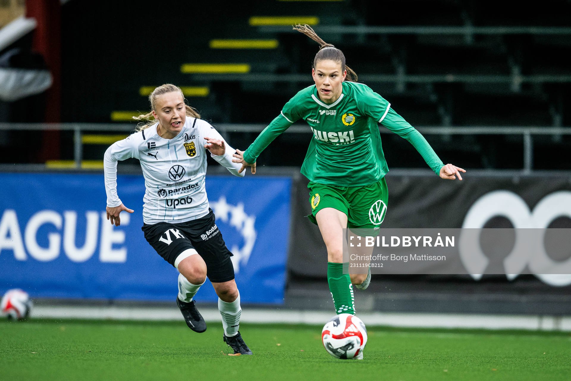 Umeås Turid Säfvenberg Hugosson och Hammarbys Bella Andersson under finalen i Svenska Spel F19 Slutspel 2023 mellan Umeå och Hammarby den 19 november 2023 i Malmö.