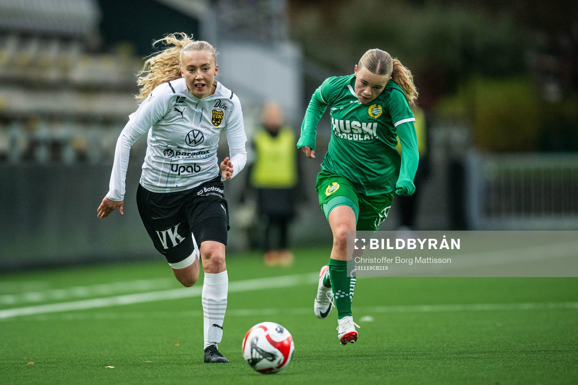 Umeås Turid Säfvenberg Hugosson och Hammarbys Ida Gagnfors under finalen i Svenska Spel F19 Slutspel 2023 mellan Umeå och Hammarby den 19 november 2023 i Malmö.