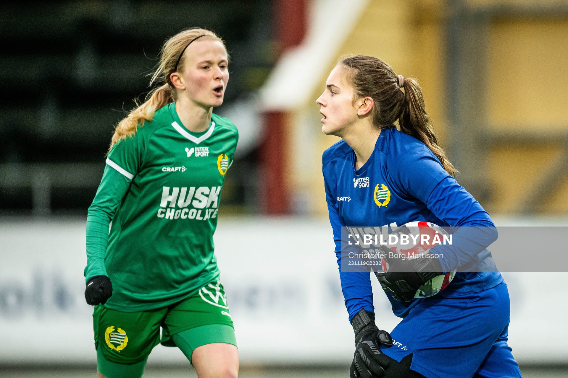 Hammarbys Ebba Lilliehöök och målvakt Nellie Andersson Markovic under finalen i Svenska Spel F19 Slutspel 2023 mellan Umeå och Hammarby den 19 november 2023 i Malmö.