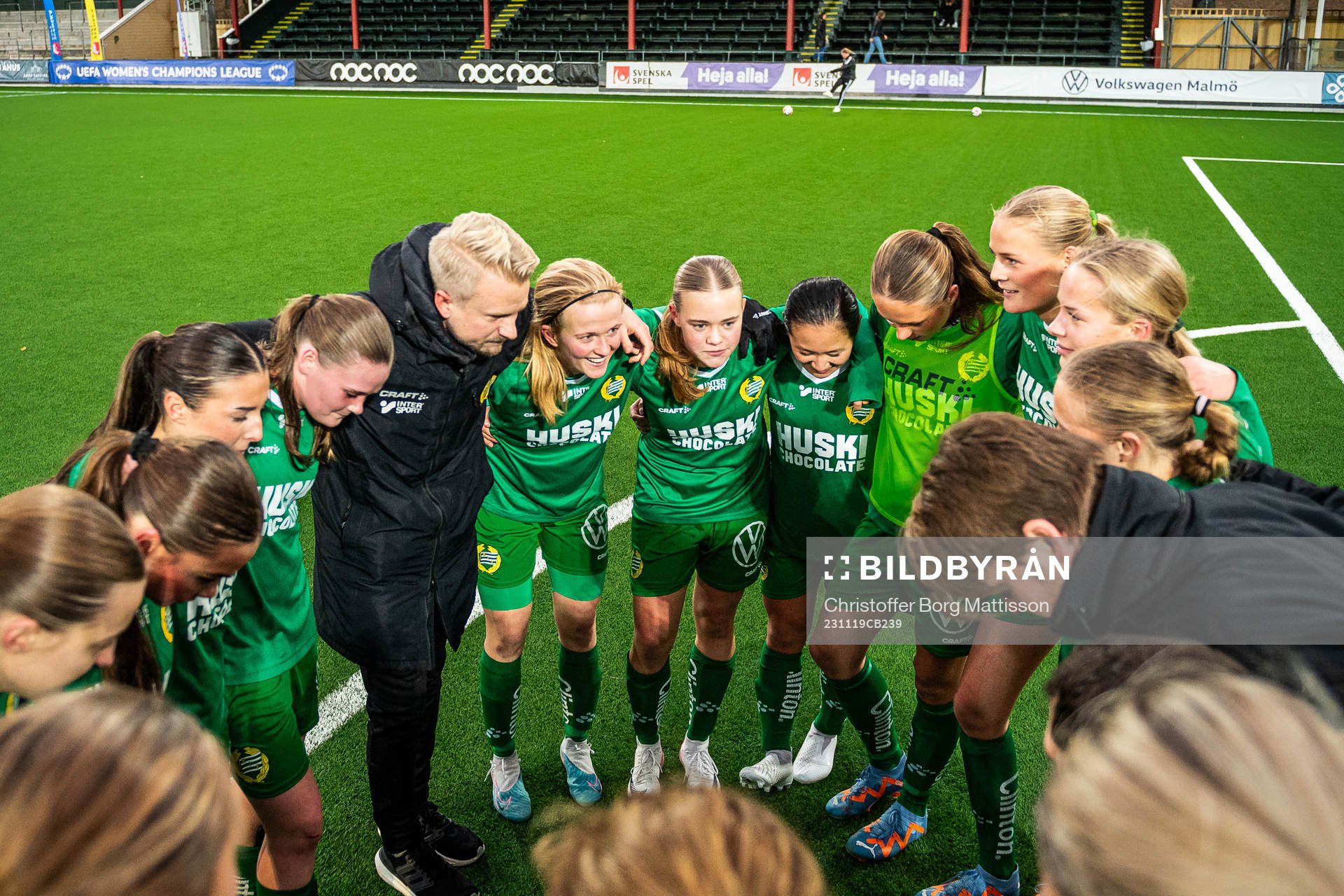 Hammarbys spelare och ledare jublar