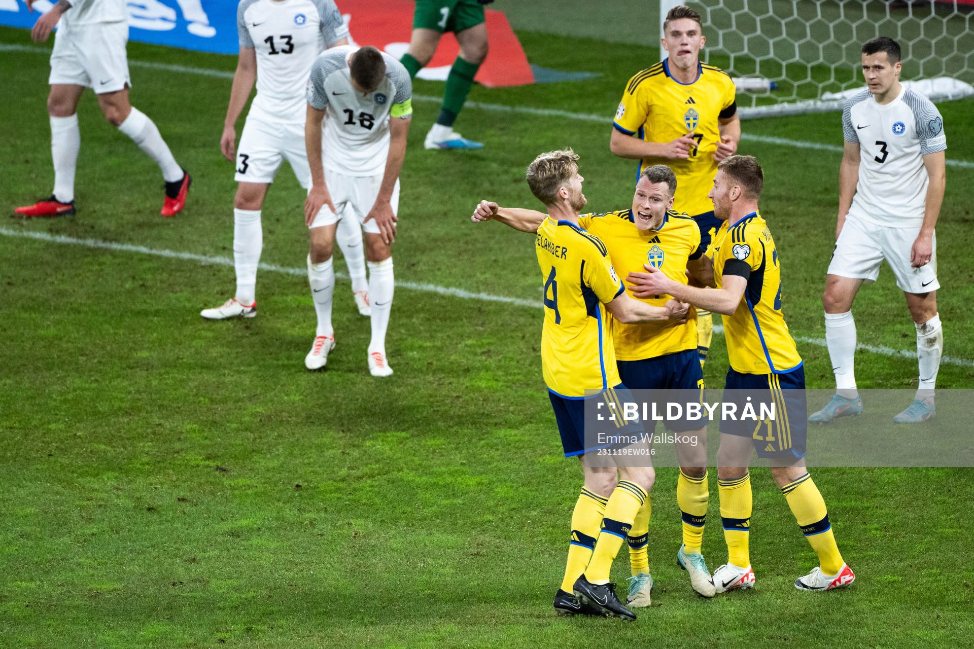 Viktor Claesson of Sweden celebrate with Dejan Kulusevski