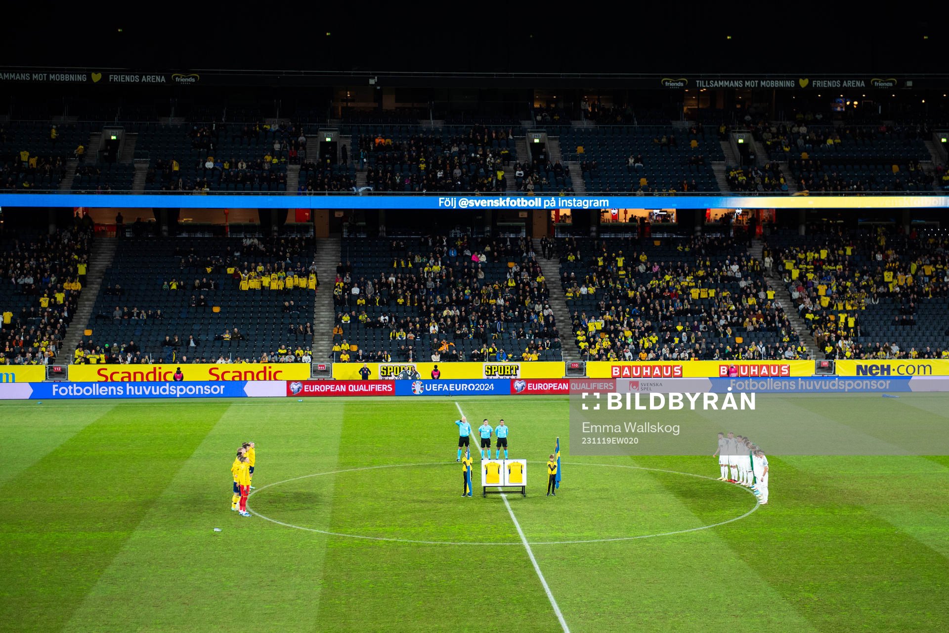 Players of Sweden and Estonia