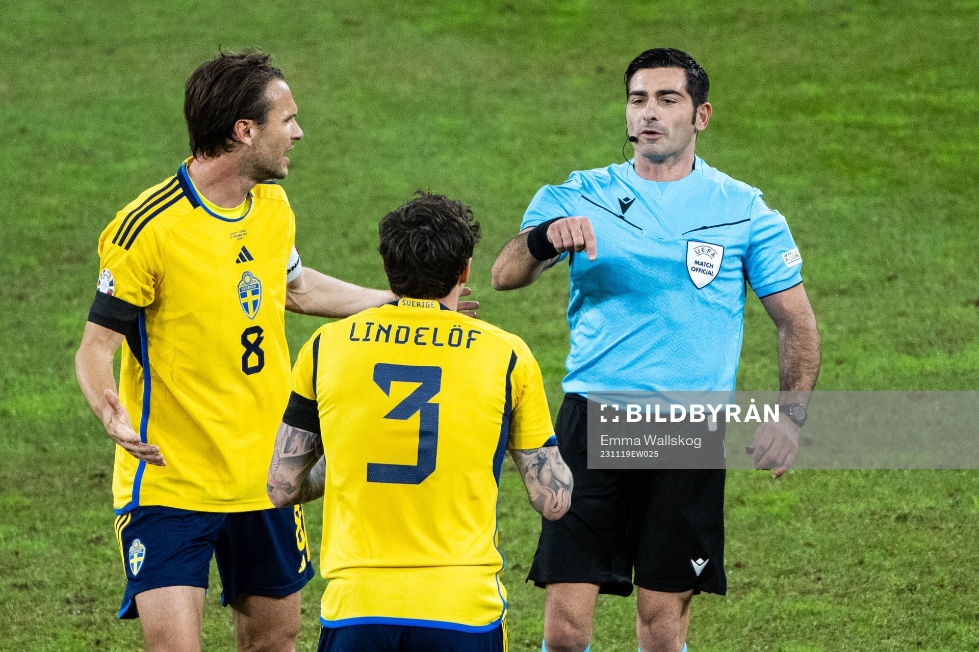 Albin Ekdal and Victor Nilsson Lindelöf of Sweden reacts