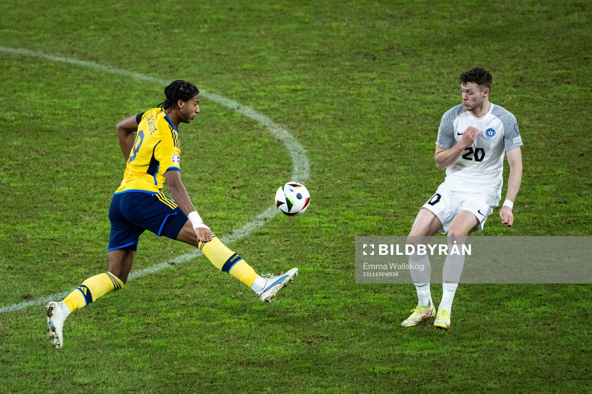 Jens Cajuste of Sweden and Markus Poom of Estonia