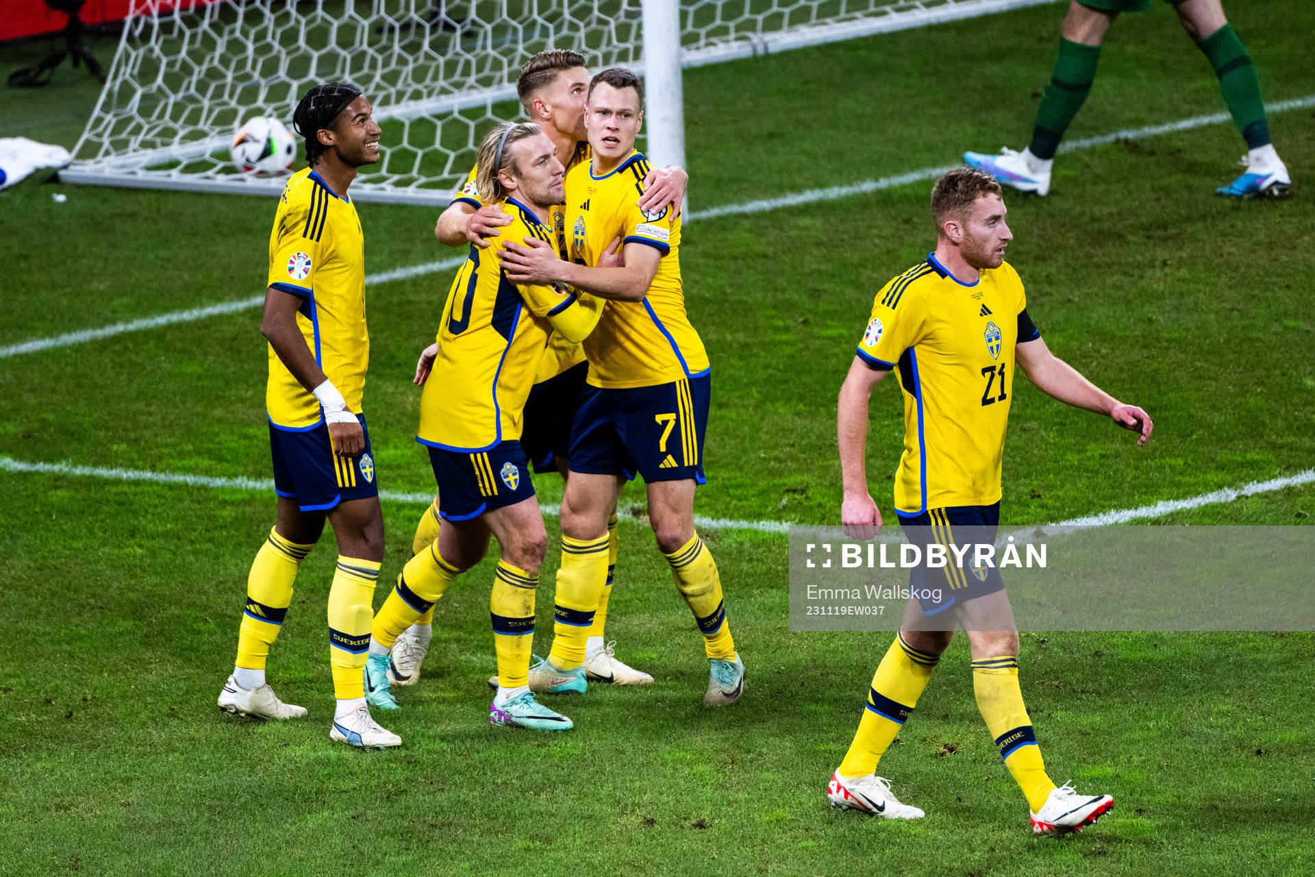 Emil Forsberg of Sweden celebrate with team mates