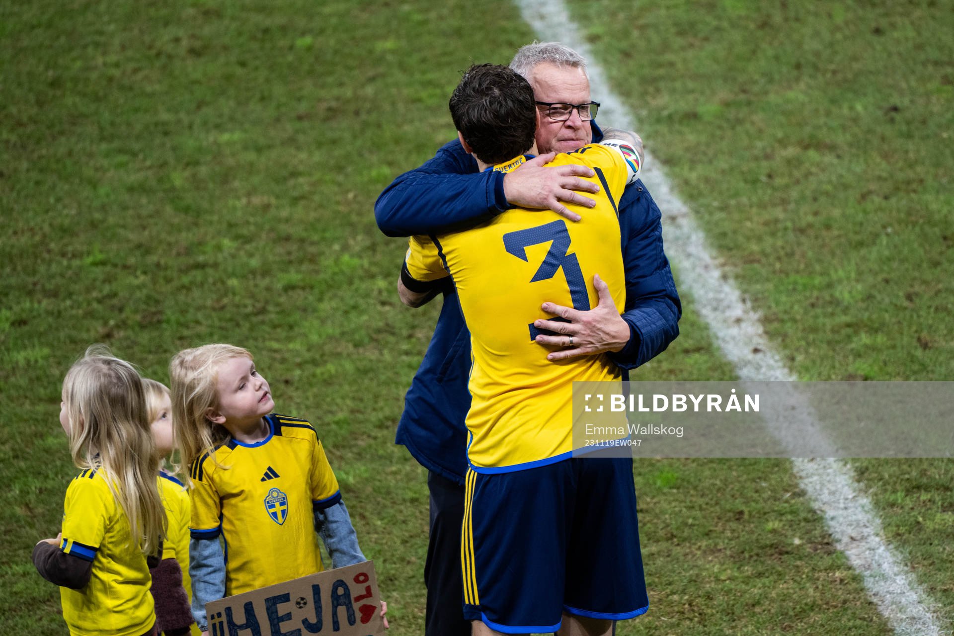 Head coach Janne Andersson and Victor Nilsson Lindelöf of