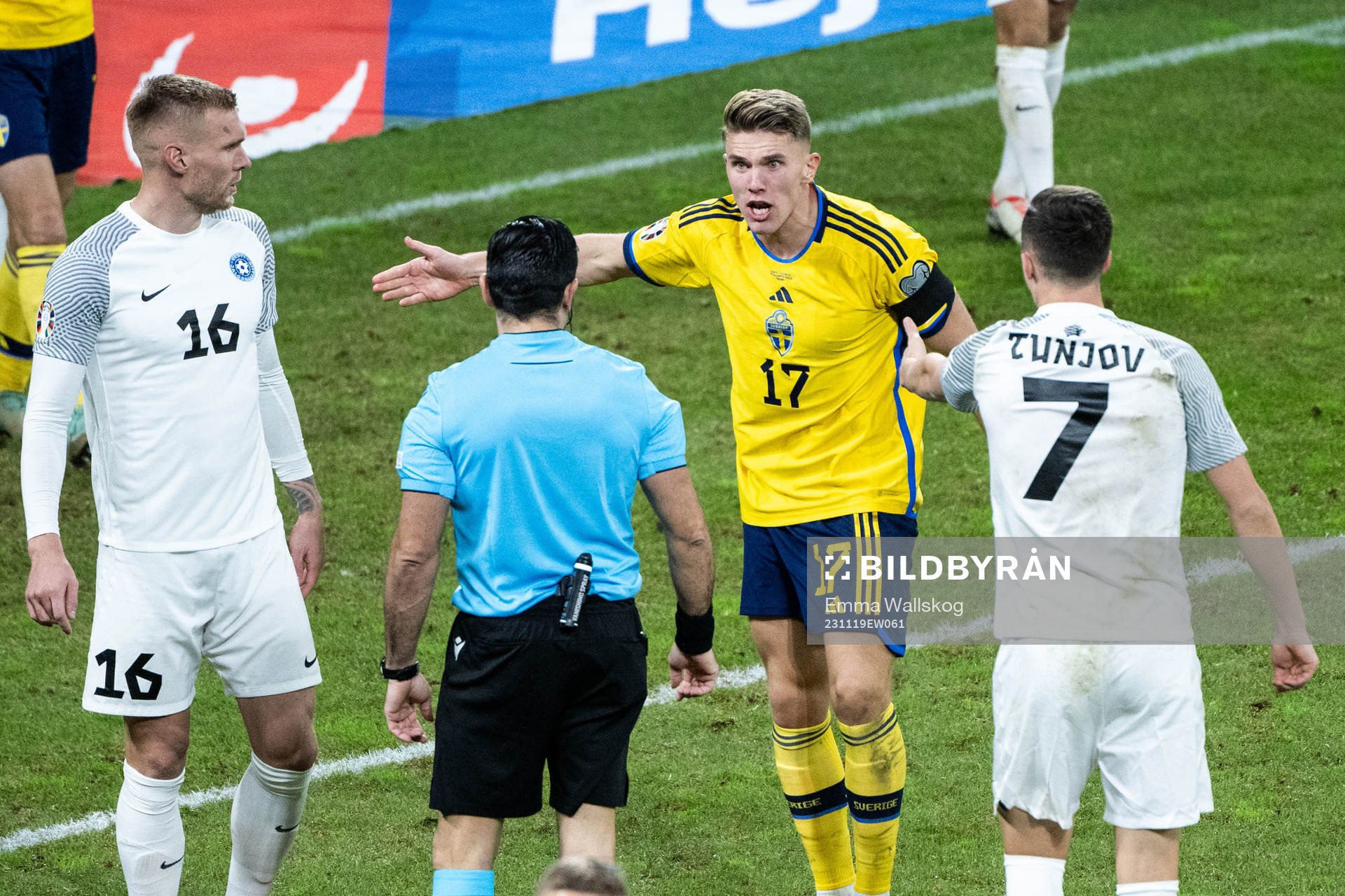 Viktor Gyökeres of Sweden reacts to Referee Fabio Maresca