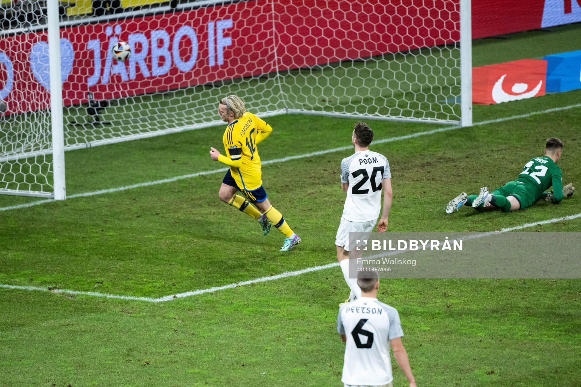 Emil Forsberg of Sweden scores 2-0